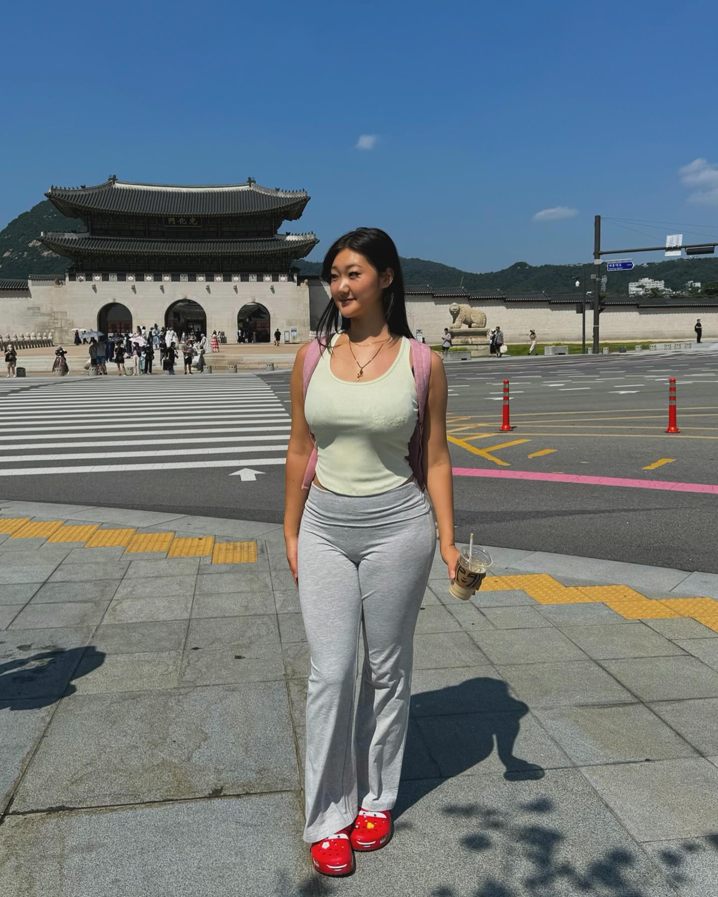 🤠🤠🤠

Top coolsis.hotgirl 
Bottom hm 
Bag jumpman23 
Shoes crocs kachow

_
#plussizemodel #korean #asian #seoultrip #girloutfit