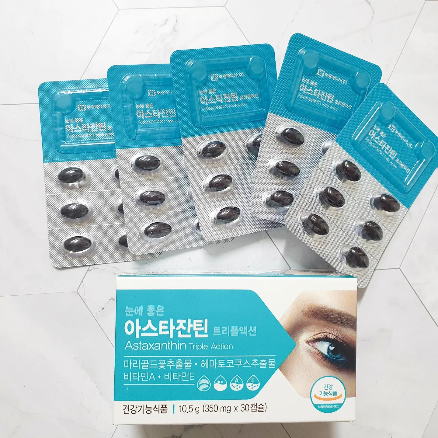 #광고

스마트폰중독이라 돌아서면 게임하고
영상보고 종일 화면보고있으니 눈에 피로가
쌓여서 이러다 눈건강의 적신호가 찾아올까싶어
눈건강을 도와줄 아스타잔틴 영양제를
챙겨먹기로했어요.

눈이 인체중에서 가장 빨리 늙는 기관이라는데ㅠㅠ
이래서 눈이 정말 중요한 이유 중 하나였나봐요!

✅️ 눈의 피로
✅️ 황반색소 유지
✅️ 시각관리

3 in 1 트리플관리로 챙겨보아요.

1일 1회, 1회 1캡슐 총 30일치로
꾸준히 챙겨서 도움 받아보자구요~

#눈에좋은아스타잔틴 #부광LAB 아스타잔틴 #아스타잔틴 #아스타잔틴영양제 #눈영양제 #루테인 #비타민A #눈건강식품 #눈의피로 #눈관리 #눈에좋은영양제 #눈건강영양제 #부광 아스타잔틴