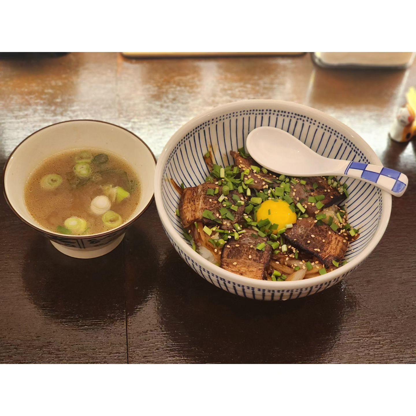 창원 안민동 라멘집 <오빠라멘>
매번 차로 지나가다가 분위기 좋은 카페 인줄알았는데,
분위기 좋은 라멘맛집 이었다😊
낮에는 라멘으로 밥먹고 저녁에는 한잔 할 수 있는곳🙌
#오빠라멘 #차슈덮밥 #콜라 #아메리카노 시켜서 냠냠😋

주소 ; 경남 창원시 성산구 안민안길 50 상가동 1-3호 오빠라멘
경남 창원시 성산구 천선동 1142
영업시간 ; 11:00 ~ 24:00 / B.T 14:30 ~ 1600
전화번호 ; 050-71361-5451
.
.
#오빠라멘#안민동라멘#창원라멘#창원라멘집#창원라멘맛집#안민동맛집#안민동라멘맛집#안민동술집#창원오빠랑멘#안민동오빠라멘#맛집투어#맛스타그램#먹방#먹스타스램