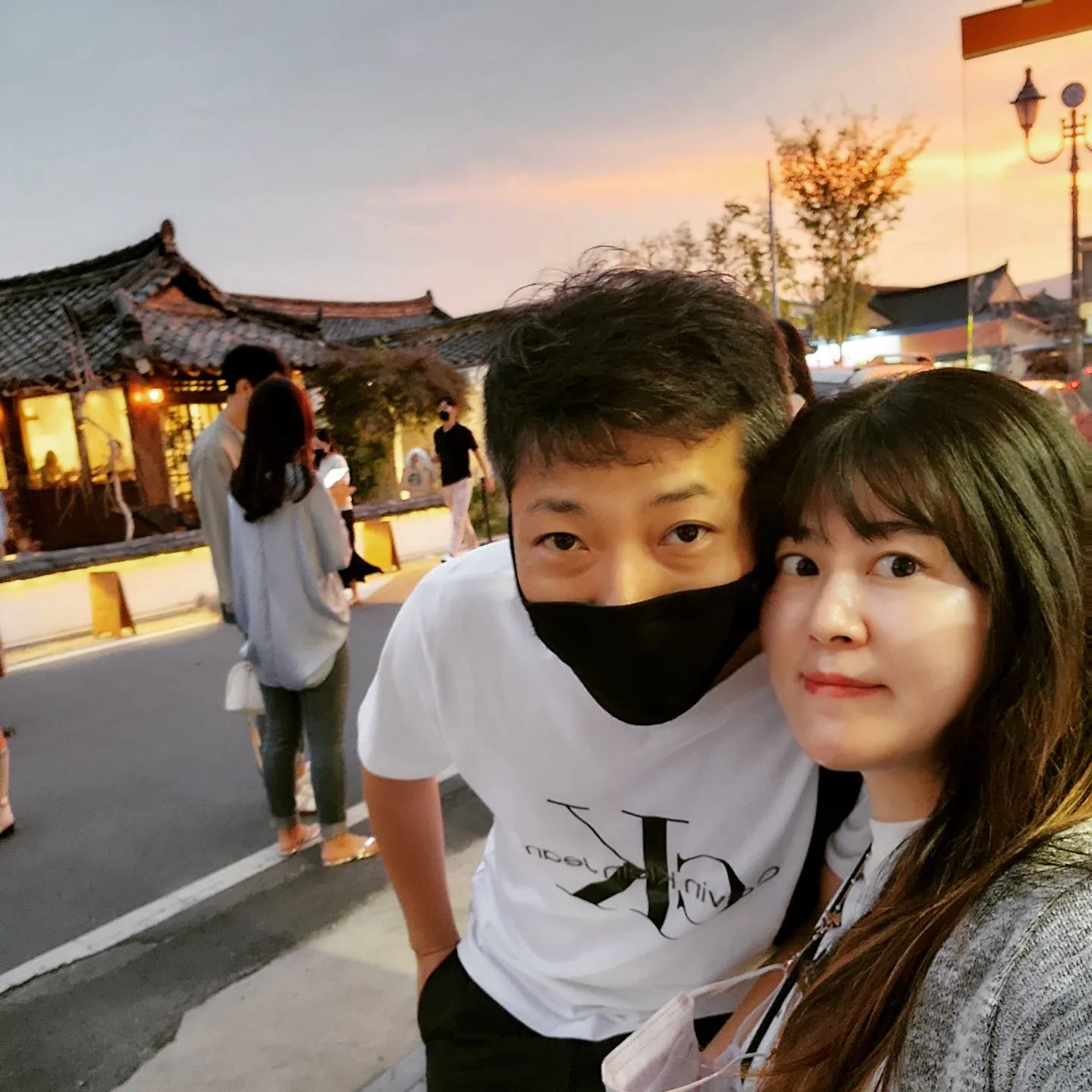 #세컨디포레스트 

수술을 앞두고  심적, 육체적으로
지쳐있었는데
머리 식힐 겸 나갔다가
경주까지 가버렸네 ㅎㅎ

경주 황리단길의 #세컨디포레스트
#게살필라프 와 #오이스터치킨쉬림프리조또 
넘 맛나자나~🥰🥰

시간대별로 바뀌는 이쁜 노을까지 볼 수 있어서
더 좋았던 날!!❤️❤️

발 아파서 많이 다니지 못한게 아쉽~🥲

#경주황리단길맛집
#세컨디포레스트황리단길점
#부산근교데이트
#취저맛집 
#힐링하기좋은곳👍