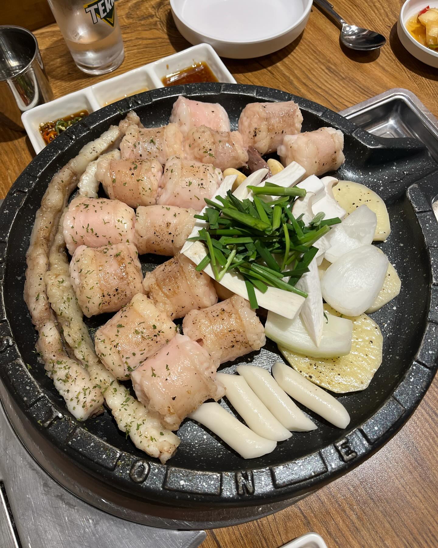 왕십리 곱창마을

📍충남 천안시 서북구 원두정10길 28
☎️0507-1368-1345
⏱️매일 11:00 - 23:00

📃모둠곱창 한판 53000원
(소곱창200g + 양깃머리150g + 대창15000원)
✔️대창 23000원
✔️소곱창 23000원
✔️양깃머리 23000원
✔️소곱창전골(대)45000원/(중)39000
✔️계란찜/볶음밥 3000원

두정동에서 제가 가장 아끼는 맛집 중 하나인 왕십리곱창마을을 소개시켜드릴게요~! 두정동 왕십리 곱창마을은 제가 가본 곱창 집 중에서 가장 대창이 두껍고 통통한 집 입니다 ㅎㅎ 거기다가 간,천엽도 세상 싱싱하고 정말 맛있는 집~!~!

기본반찬으로는 간,천엽, 양파절임, 부추무침, 파김치, 기름장, 청양고추 간장소스, 레몬간장소스가 나와요! 지금 왕십리곱창마을에서는 게시물을 올리면 계란찜 또는 볶음밥을 주는 이벤트를 하고 있어서 저는 계란찜을 같이 주문헸어요~!

저는 곱창1인분,대창2인분을 주문했고 진짜 대창이 엄청 크고 탱탱해서 감탄이 계속 나올정도~!~! 기다리는 동안 간과 천엽을 먹었는데 간,천엽은 무조건 당일에 들어온 것만 사용하셔서 그런지 신선하고 윤기가 쫘르르르 흘러요 ㅎㅎ 대존맛탱~!~!완전 달달해요 ㅎㅎ

곱창은 곱이 꽉 차있어서 고소하니 맛있었고 대창은 진짜,,말이 필요없을정도로 통통해서 기름수혈 직빵,,,❤️ 대창 좋아하시는 분들 진짜진짜 후회없으실거에요ㅎㅎ 다 먹고 볶음밥도 하나 주문했는데 완전 조리해주셔서 가져다 주시고 곱창전골에 밥 볶아 먹는맛이라 느끼했던 속이 싹 내려가더라구요 ㅎㅎ 끝까지 완벽해~!~! 두정동 왕십리 곱창마을 완전 추천드려요~!~!
.
.
.
#내돈내산 #먹스타그램 #푸드스타그램 #맞팔 #맞팔해요 #맞팔환영 #맞팔선팔 #소소한행복 #소주 #소통 #좋아요반사 #좋아요 #좋아요환영 #좋아요환영 #food #천안맛집 #천안곱창 #천안곱창맛집 #왕십리곱창마을두정점 #두정동맛집 #천안맛집 #소곱창맛집