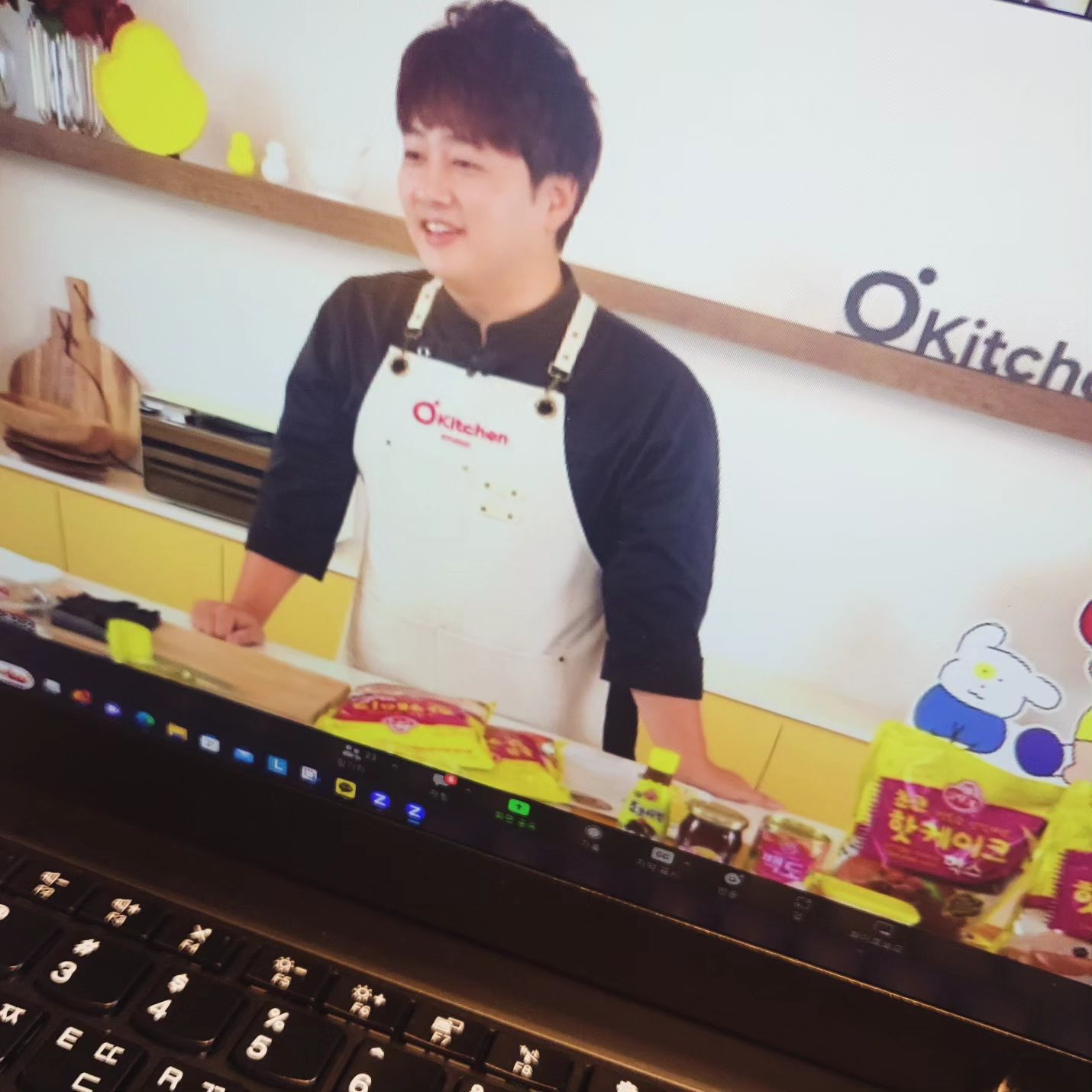 어제
진쓰리랑 온라인요리클래스참가!
신효섭쉐프님이랑 진행한다기에 후다닥 신청^^

예전에 줌으로 한번 참여했던 경험도 있고 가끔씩 스스로 뭔가 잘 만들어먹어서 큰도움없이 스스로 잘 따라하고 요리완성

재료상자를 마치 큰 선물 받는것처럼 행복해했던 진쓰리
차근차근 잘 설명해주시고 아이들이 좋아할 취향저격요리들이라 집중도 최고였던듯하다~^^

#오뚜기#오키친스튜디오
#키즈쿠킹클래스

okitchen_studio
shin_hyo_sub
좋은 요리 클래스 감사합니다

#초코딸기라떼
#갈레트
#아이간식 #아이간식메뉴