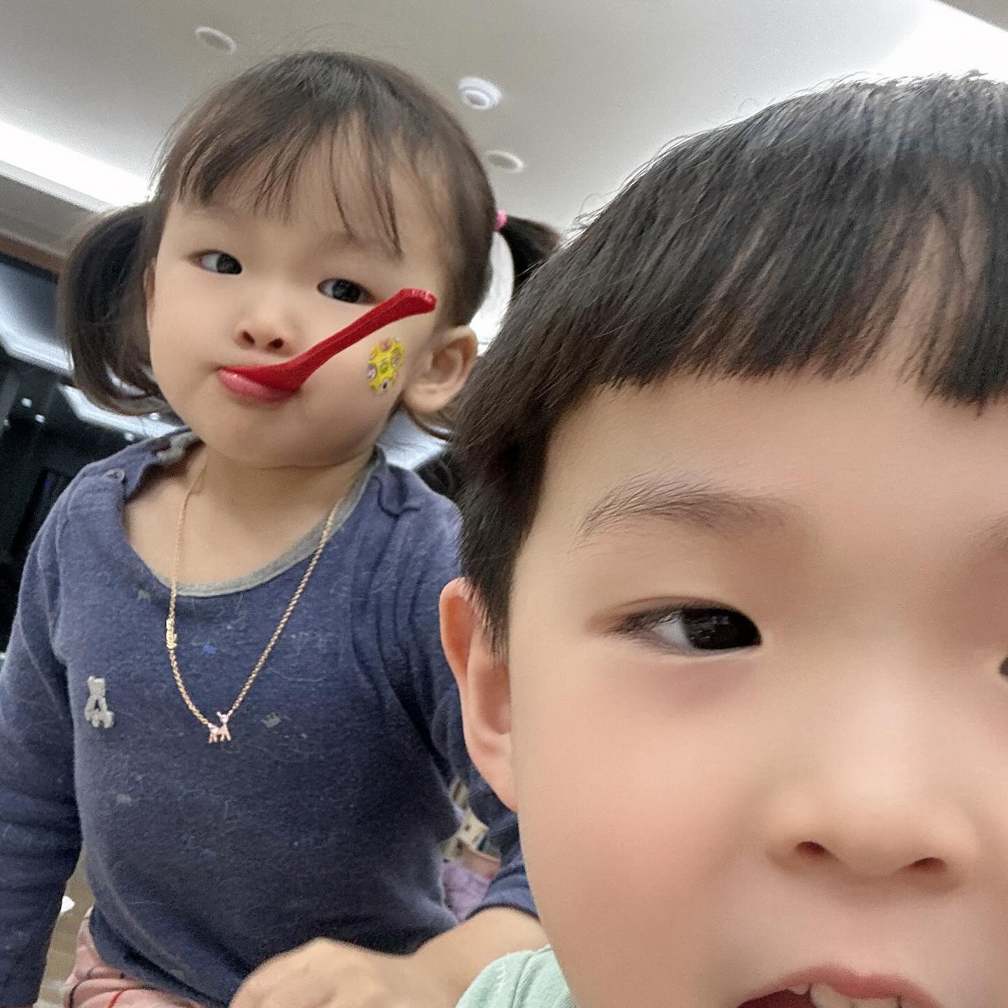 잉? ㅋㅋㅋㅋㅋ

핸드폰 사진첩에 #셀카사진한가득😂 

이제 #셀카도찍는아들 ㅋㅋㅋㅋㅋㅋㅋ

#직접찍은사진들 #동생과함께사진을