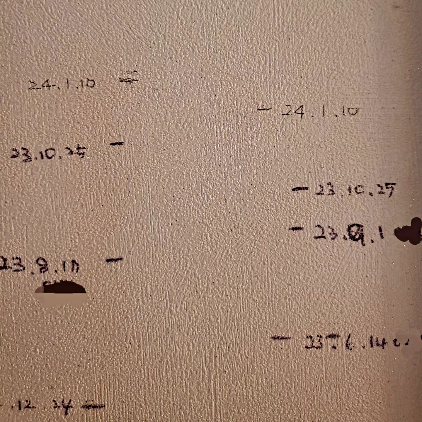 우리집 벽한쪽에 차곡차곡 올라가고있는
아이들 키

3개월동안 2.5센티정도 성장...
동생이 언니보다커진지 2년정도 됐는데
차이가 벌어지진않고 비슷하게 계속 성장중
둘다 150중반대
여자애들이라 골든타임 놓치지않으려
골고루 먹이고 잠도 최대한 많이 재우려 노력중...

열심히 크자!!

#키크자
#푹자자
#잘먹자
#성장스토리

어림잡아 1년에 7,8센티정도씩 자라는것같은데
성장통도 없는것 같고...
168이상만 커라 😆