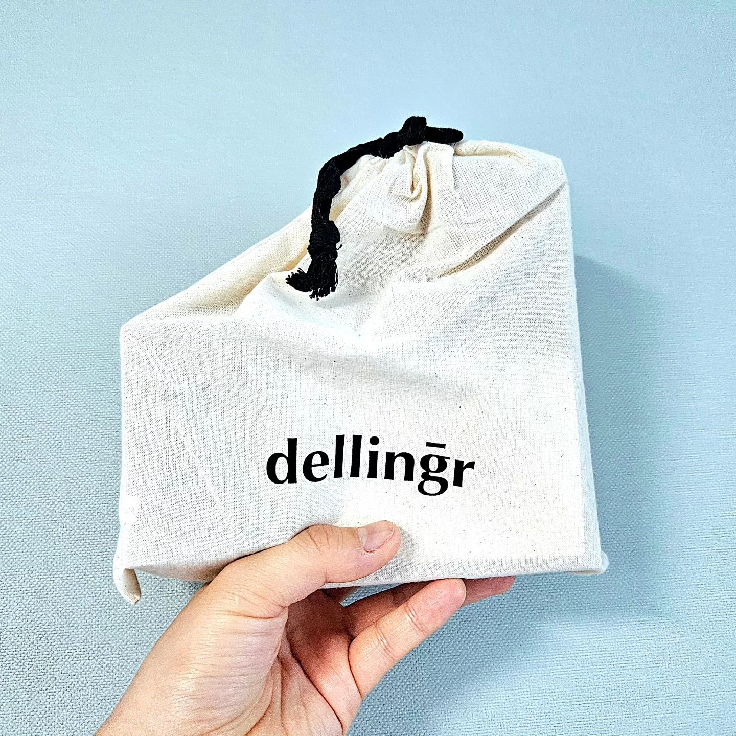 #제품제공 dellingr_kr

남자친구한데 델링그 쉐이빙바를 선물해줬어요!!

남자친구가 맨날 면도를 하는데 간혹 트러블이 올라와있길래 마음이 쓰였는데
델링그 쉐이빙바를 제공받아 선물로 줬습니당:)

남자친구의 실 사용 후기!
비누형식의 제품이라 그런지 오일리한 느낌으로 얼굴에 도포가 되어 깨끗하게 뿌리까지 면도가 잘 되는거같다고 하더라구요!
같이 제공받은 애프터쉐이브 미스트같은경우는 남자친구는 손에다 뿌려서 얼굴에 발라주는게 더 좋은거같다! 라고 하며 잘쓰겠다며 만족스러워해서
저또한 뿌듯했습니당!

평소 면도로인해 상처나, 트러블이 잦았던 남친, 남편에게 선물로 추천드립니다!

[패키지구성]
올인원 쉐이빙바 비피다 1 + 쿨링애프터쉐이브 1 + 전용 받침대 1 + 친환경 파우치 포장

#광고 #델링그 #쉐이빙바 #남편선물 #남친선물 #남친선물추천 #쉐이빙 #남자친구선물 #빼빼로데이선물 #남편선물추천