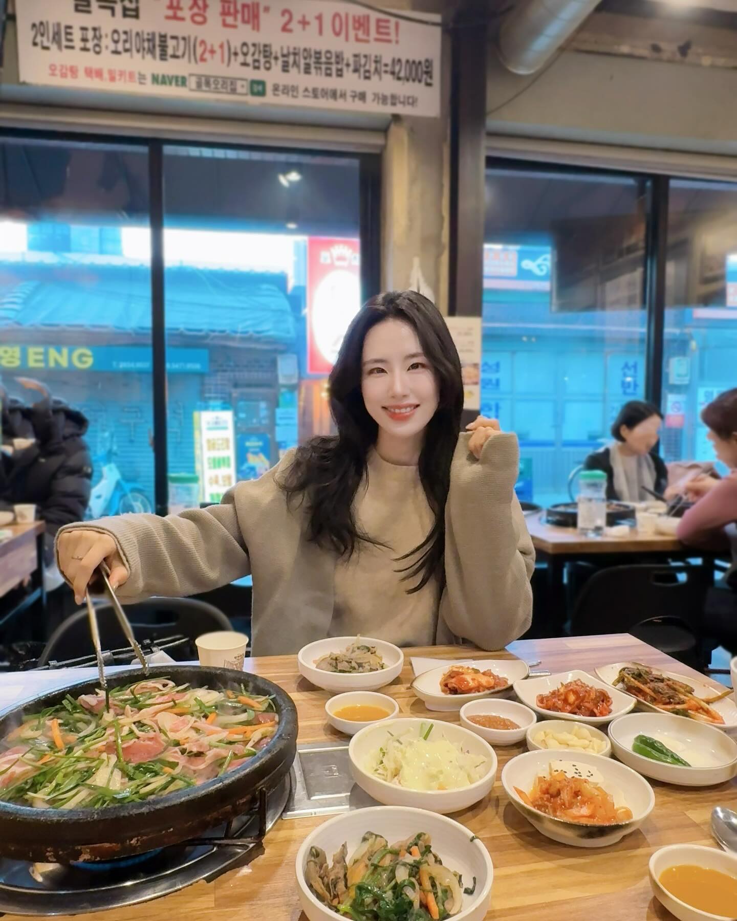 #협찬
영등포 문래창작촌 최고 핫플 맛집 #골목집 🖤
2인세트 [오리불고기+오감탕+볶음밥] 몸보신하고 왔어요🤗
다양한 오리 요리를 즐길 수 있는 가성비 최고 맛집으로 이미 여러 방송사에서도 방영된 곳이라 인증받은 맛집이라 할 수 있죠😎👍
오리불고기는 처음먹어보는 메뉴인데 파김치, 홍어무침과 같이 먹었더니 정말 맛있더라구요🥹💕
오리감자탕은 사장님이 직접 개발하셨다는데 녹진하고 진한 육수에 부드러운 오리살코기도 즐길 수 있어서 정말 좋은 에너지를 먹는 느낌이고 소주 안주로 딱 😆
너무 맛있어서 배가 터질거같은데도 볶음밥 바닥까지 긁어먹게되는 곳이에요😋👍

골목집 스마트 스토어에서 밀키트 상품을 판매중이라 집에서도 즐길 수 있답니다
📍링크 -https://smartstore.naver.com/streetduck1990 

.
.
.
golmok_duckhouse
#골목오리집 #골목집 #문래골목집 #문래맛집 #문래동맛집 #문래골목집 #골목집문래 #문래술집 
#신도림역맛집 #신도림점심 #신도림회식 #영등포회식 #영등포맛집 #영등포점심 #문래맛집추천 #오리야채불고기 #오감탕 #오리불고기 #오리맛집 #허영만밴반기행 #생생정보통 #밀키트맛집 #홈캠핑음식