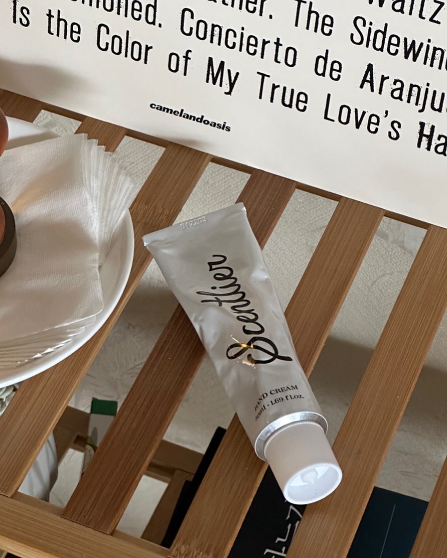 #협찬 scentlier
센틀리에에서 퍼퓸 핸드크림을 보내주셨어요
보습력도 좋지만 향이 좋아서 지인들이 뭐냐고 계속 물어봤어요
은은하게 나는 튤립향에 머스크가 더해져서  이맘때 딱 바르기 좋은 향이예요🌷 

연말에 고마웠던 지인분들에게 센스있는 선물하셔도 좋을것같아요🧸

#협찬 #센틀리에 #scentlier #핸드크림 #퍼퓸핸드크림 #핸드크림추천 #선물추천 #글라스332 #GLASS332 #비누향