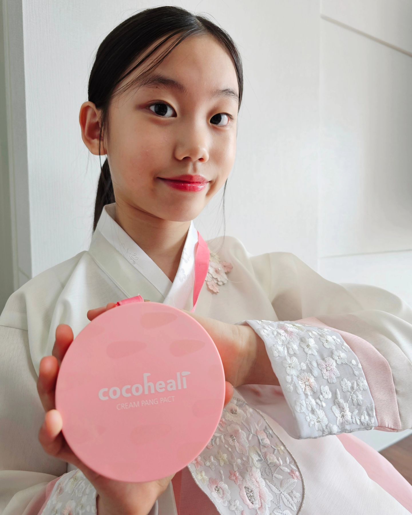 #이벤트당첨후기 cocoheali_official 

🙇‍♀️ 세배 준비는 코코힐리와 함께 촉촉하게 💦

로션 바르기 귀찮아하는 아이도 스스로 바르는 고보습 밤타입 로션팩트 크림팡💖 
크림팡은 엄마 화장품처럼 팩트 안에  로션이 들어있어서 아이들이 넘나 좋아해요😍
즐거운 보습 관리는 코코힐리로 🫧

화장놀이 좋아하는 아이들이 안심하고 사용할 수 있는 안전한 성분🙊

크림팡팡🩷 유나가 외출할 때 꼭 챙겨나간대요
촉촉하고 피부가 반짝이고 하트 모양 맘에 든다는 후기를 전합니다

감사해요 코코힐리💝

#로션팩트 #하트로션 #코코힐리 #cocoheali #요즘어린이로션 #어린이로션 #어린이화장품 #유아화장품 #유아로션 #조카선물 #조카선물추천 #여아선물 #여자아이선물 #딸선물 #설선물 #어린이선물 #입학선물 #화장놀이 #공주놀이