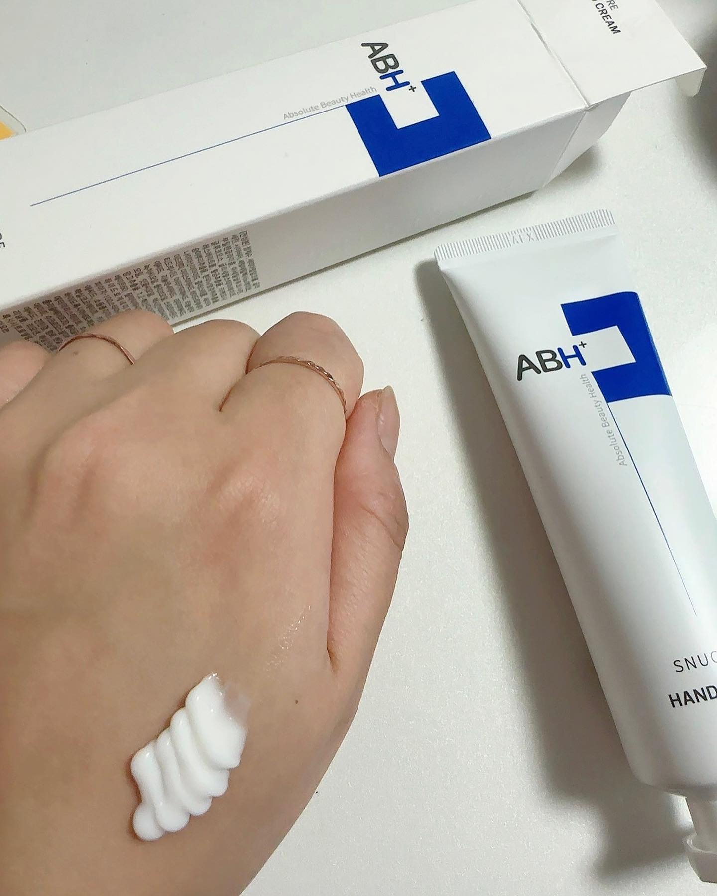 촉촉한 에이비에이치플러스 핸드크림! 건조한 겨울에 발라도 좋지만 사계절 내내 발라도 끈적임이 없어서 부담없이 바르기 좋고 향이 좋아서 맘에든다🤍

abhplus_official #에이비에이치플러스 #핸드크림챌린지 #챌린저스랜선대회 #피부트러블 #트러블케어 #핸드크림 #핸드크림추천