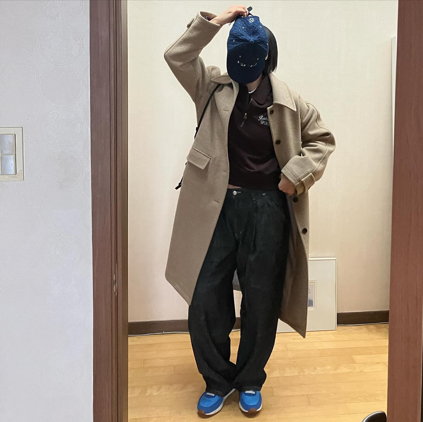 토요일

어김없이 찾아왔지만 너무나 소중한 토요일. 오늘은 립도 안 바른 탓에 필사적으로 모자로 가리고 찍어봅니다. 신기하게도, 딱 2월이 되니 날씨가 따뜻해지고, 해도 길어졌습니다. 롱코트들을 못 입으니 아쉽기도 하지만, 봄옷 사냥할 생각에 또 신나기도 합니다. 올봄에는 무엇을, 어떻게 입어야할지 열심히 지금부터 둘러봐야겠어요.