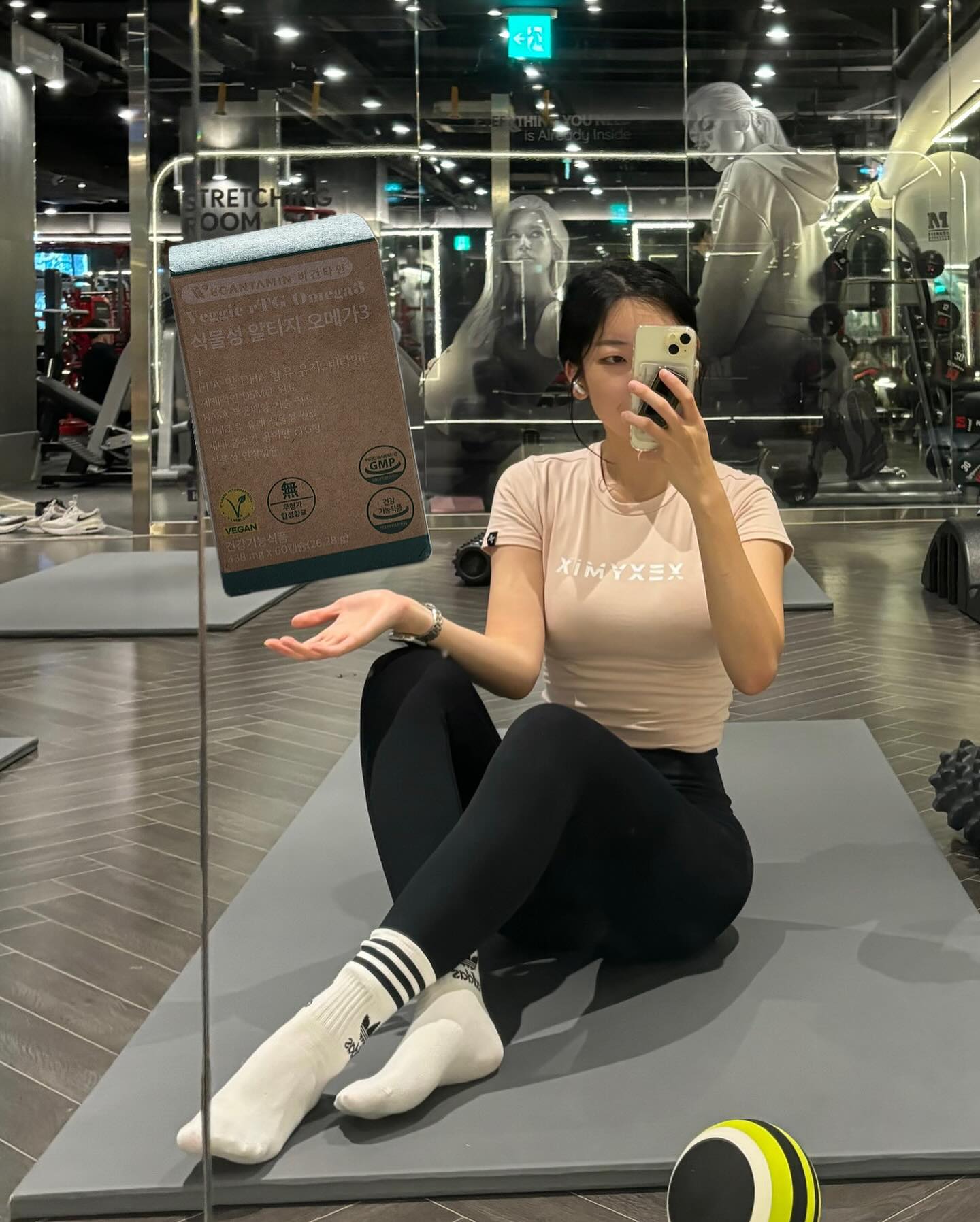 추석 연휴 잘 보내셨나요~?
추석이 뭐라고 짧은 시간 동안에 살이 왜 이렇게 붙는건지..🥹
자알 먹었다 증말^_^!!!

한껏 기름진 몸🛢️
회개의 하체도 뿌시고

이에 걸맞은 국내 생산 최초!🌿
🌱비건 인증🌱
식물성 알티지 오메가3 소개해드릴게요🌱

글로벌 오메가3 원료사 DSM社 프리미엄 원료를 사용한 이 제품은 NASA인증 무균 배양 시스템을 통해 만들어졌고
KOLAS 방사능 검사에서
”불검출“을 확인하여 너무나도 당연히 중금속 걱정이 없습니다👍

또 일반적인 식물성 오메가3는 DHA 100%만 함유되어 있는데
식물성 알티지 오메가3는 EPA와 DHA를 2:5 비율로 균형있게 들어있고, 오메가3와 캡슐 모두 식물성 성분으로 속이 편안하답니다. 속만 편한게 아니고 캡슐 사이즈도 작아 목넘김이 편해요🤗
거기다 식약처 인증 4중 복합 기능성 (오메가 & 비타민E)덕에 산패 걱정 없어 오메가3 특유의 냄새도 없고, 항산화 작용까지 가능해요. 

🌱VEGANTAMIN(비건타민)으로
내 영양 절대 지켜!

#비건타민 #비건비타민 #비건영양제 #비건인증
vegantamin_official
#비건타민 식물성 알티지 오메가3
#식물성알티지오메가3 #임산부오메가3
#미세조류 #비건오메가3 #식물성오메가3
#협찬

제품 구매처 www.vegantamin.kr
혹은 비건타민 공식 스토어팜