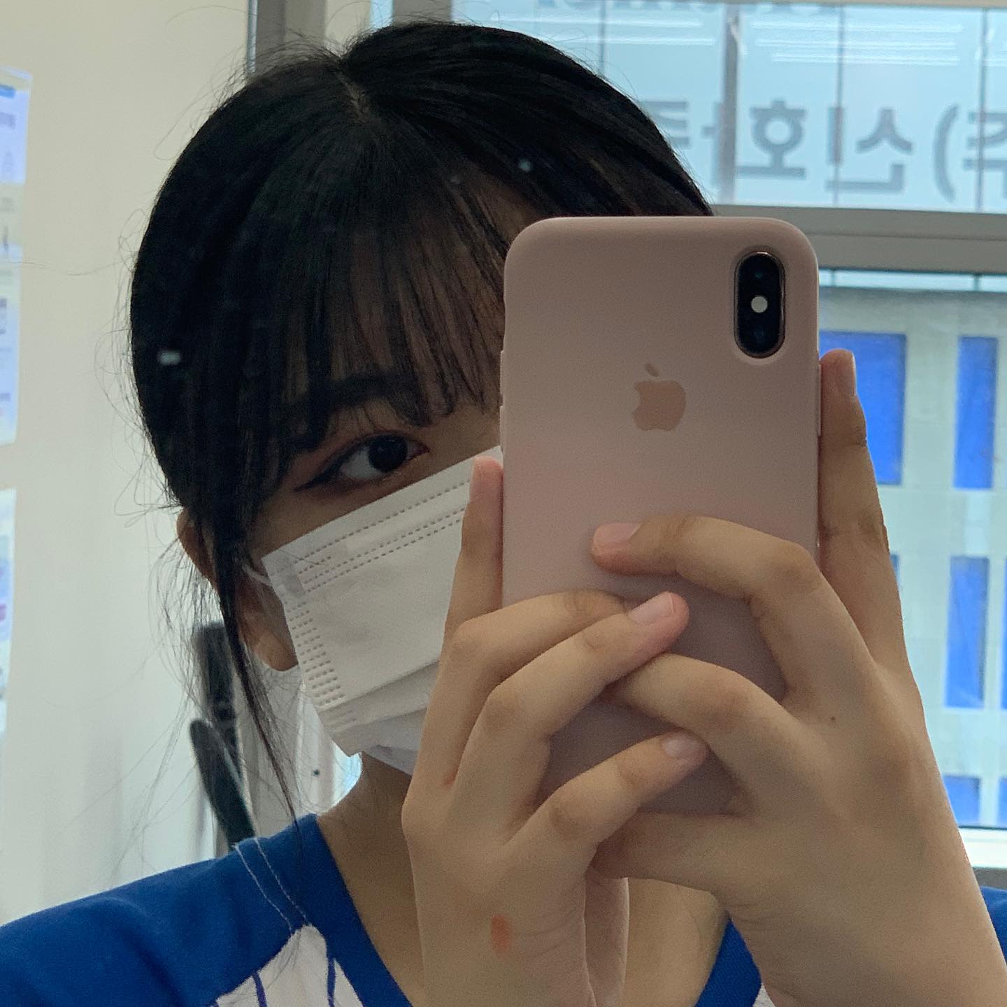 작년에 너무 즐거웠던 키즈카페 알바🫶
.
키즈카페 하면서 많은 추억을 쌓았던거 같아 더 기억에 남는 알바!! 일 마치고 퇴근길에 길에서 날 알아보던 어린이가 선생님! 이러면서 엄마 손 놓고 내 손잡더니 나 가지 말라고 10분 가량 떠들고 걸은적도 있고 나 일 그만두던 날 오랜만에 오던 애기가 오자마자 나부터 찾고 나랑 놀다가 다음주도 그 애기가 온다고 했는데 내가 그때는 나 없다고 오늘이 마지막이라니깐 울먹이고는 가지말라고 하던것도 기억난다… 마지막 퇴근때 나 떠나는거 보고는 꼭 다시 키즈카페 돌아오라고 했는데…🥲 그만큼 정이 많았던 내 인생 최고의 알바🫶 나혼자 애들 20명 가량 데리고 놀고 사고뭉치 친구들도 많았지만 재밌었던 키즈카페 알바!!🙈 갑자기 생각나서 올려보기…✨