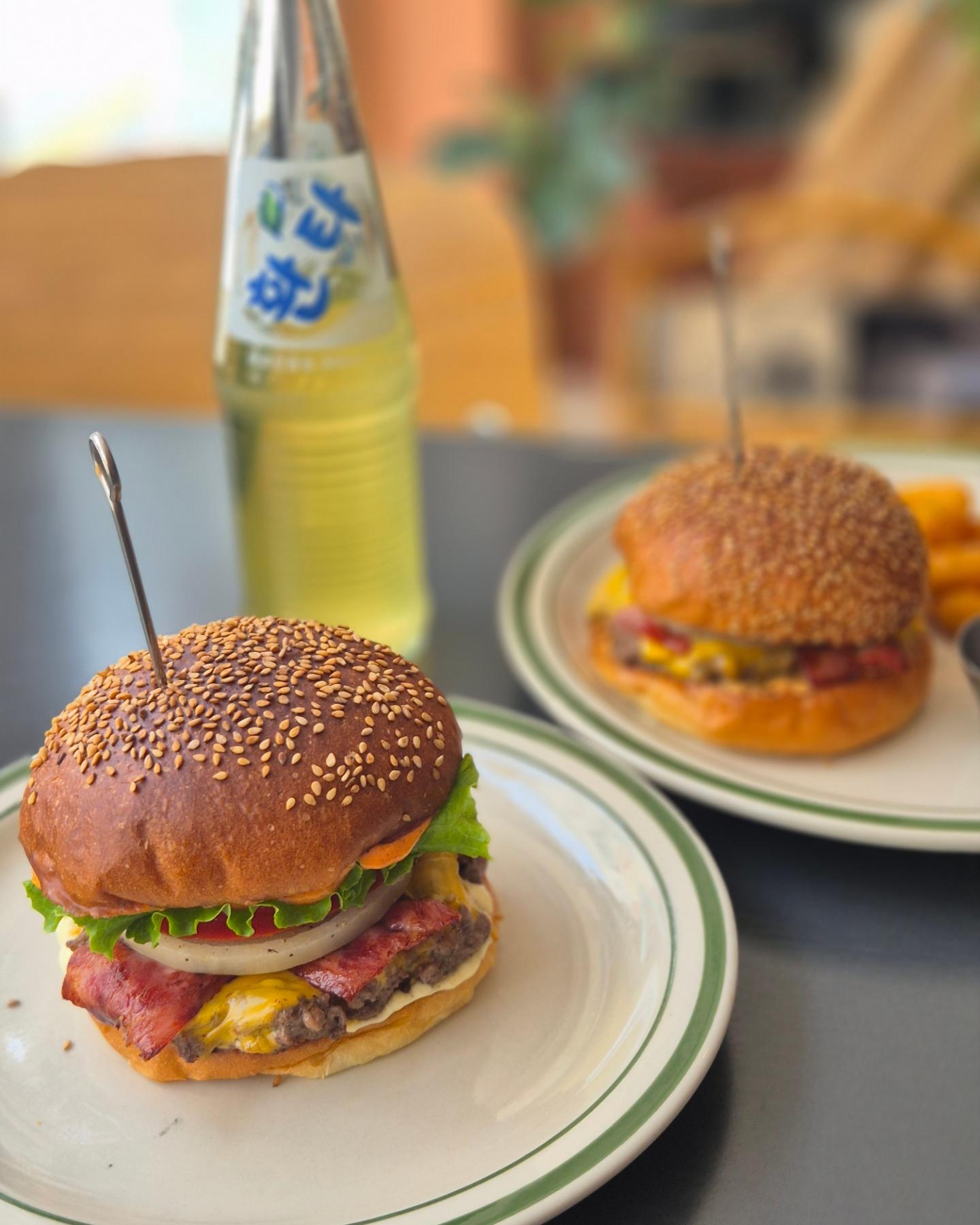 #부평 #즐거버 #로메인버거 #땅콩버거 #어니언링 #🍔

패티앤베지스 이후로 제일 맛나게 먹었던 수제버거!
땅콩버거는 생각보다 헤비하지도않고 조화가 완벽했다
로메인버거도 완전 프레쉬하고 맛있었당!
재방문의사 100프로~

#먹스타 #버거 #수제버거