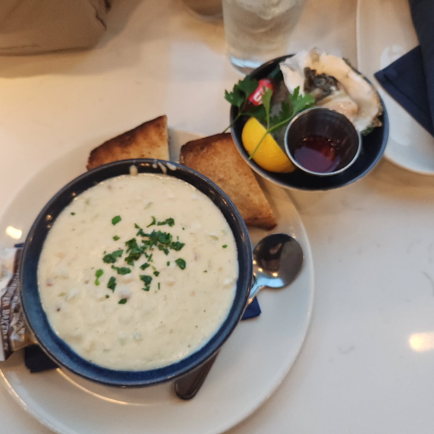 _20240921 #센_Salty'sattheSea 
#센_미국 #센_시애틀
♤17801 International Blvd CT-1, Seattle, WA 98158

클램차우더 + 굴 조합
여기가 해산물 전문점이라고 해서 한참 고민하다 주문완료!
다 좋았는데 스프를 작은거 시킬걸.. 살짝 고민했는데 보울은 양이 너무 많았다 ㅠㅠ 근데 뭔가 돈이 아까워서 결국 다 먹었다.. 그러고 나니 옆사람이 주문한걸 봤는데 그분은 스프 작은사이즈+굴3개를 주문했다..나도 그렇게 할껄ㅋㅋㅋㅋ

내가 선택한 조합은 좋았는데 사이즈 선택은 옆사람이 탁월했음

진짜 잘 안가는 미국내 여행을 가게되서 이번에 여행다닐때는 음식 가격은 크게 신경 안써야지?! 했는데 막상 메뉴판에 가격을 보니까 그게 내맘대로 안된다 😂 😂 😂 

무튼 시작은 나쁘지 않았어!