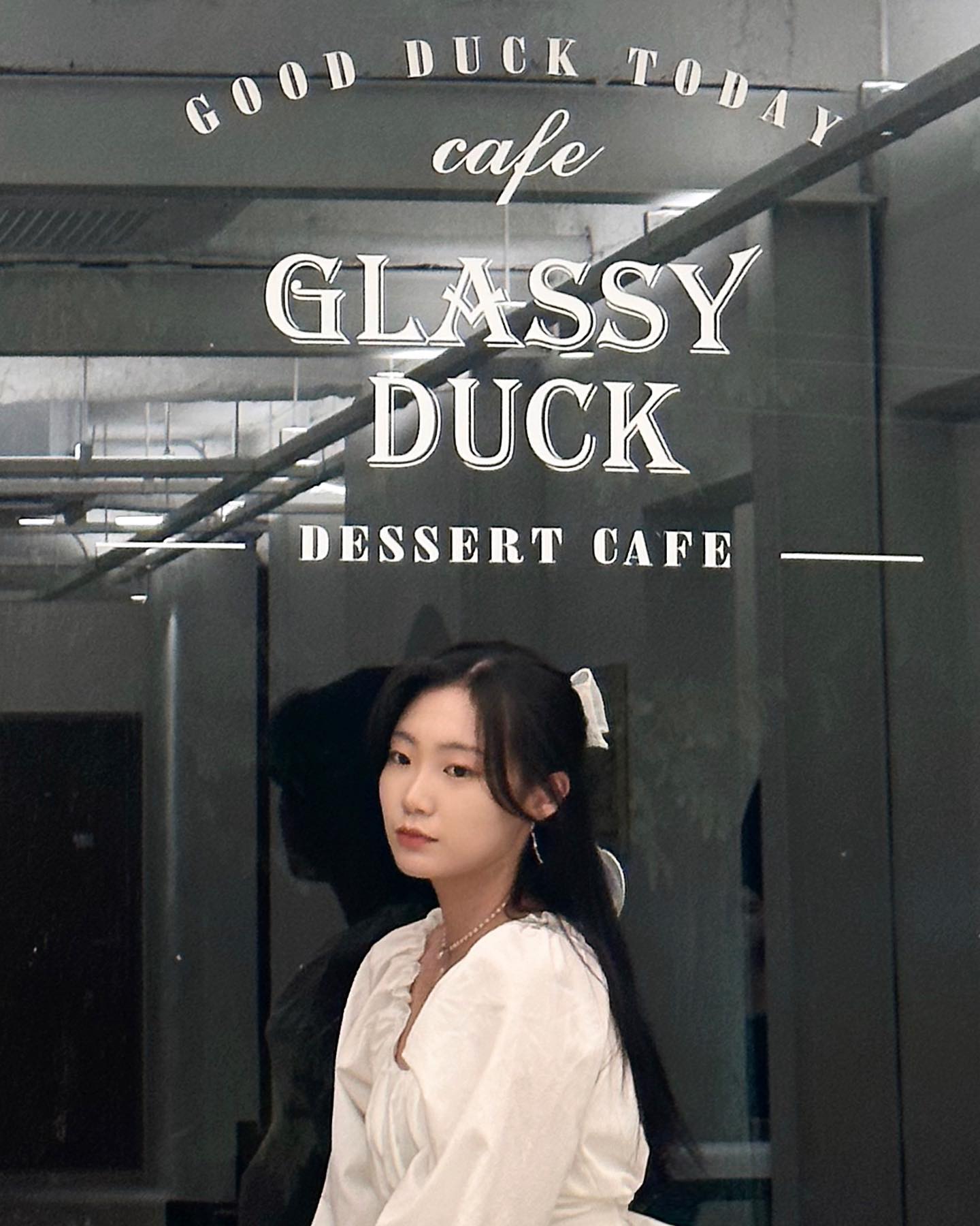 + white princess 🤍
.
.
🇰🇷 (на русс.👇🏻)
이제야 올리는 우리 언니랑 창원에서의 데이트 사진✨
이 날 정말 어느때보다 꾸꾸꾸꾸 하고 놀러 간 날 ㅎㅎ
공쥬~스타일로 입었는데 어떠나요ㅎㅎ

요즘 정말 하루하루가 어떡해 지나가는지 모를만큼 바쁘게 지냈는데 한번씩 좀..외롭다는 생각이 들었어요
너무 좋은 사람들이 곁에 있지만 아마 제 친한 친구들과 오래도록 친했던 사람들을 만날수없는 상황에 있어서 그런거 같기도 해요,,
지금 이 일상에 너무 만족하고 지금이 너무 좋지만 또 저런 단점들이 있긴 하더라고요 ㅎㅎ
그래서 이렇게 한번씩 거제에서 나가 친한 사람들 만나고 예기도 하고 놀면서 에너지 충전 하고나면 다시 또 돌아더라고요? 
요즘은 이런걸로 버티고 있는거같아요 :)

이제 다시 현실로 돌아와 음악회들 준비 해야되는데 막막 🥲
다들 파이팅 하세요✨
..나도 파이팅😗
.
.
🇷🇺
Как у вас дела в последнее время?)

У меня вот время пролетает незаметно и я даже не понимаю как прошел мой сентябрь😄
И вроде мне нравится такая суета но иногда я немного чувствую..одиночество
Наверное это от того что я сейчас там, где не могу встретиться со своими друзьями и близкими людьми, так как живут на сааамом юге Кореи, где ну не живут мои друзья😅 (из Сеула ехать до меня 4 с половиной часов)
Поэтому хоть и сейчас меня тоже окружают супер хорошие и прекрасные люди, но именно то что я не могу вживую поговорить с ‘моими’ людьми, меня вводит в некое одиночество🥲
Но ничего, вот когда появляется время езжу в другие города сама чтобы встретиться с друзьями😄 и после этого одно время всё нормально проходит пхпх
Короче вот как то так и живу в последнее время :)

Надо уже входить в реальность и готовиться к предстоящим концертам…мне уже страшно хдд
В общем всем сил ✨
…и мне тоже🙂

*кстати как вам лук ‘принцесски’? ахах
оделась как принцесса в реальности и пошла пить кофе и есть чизкейк пхпх
Какая фотка вам нравится больше всего?)
