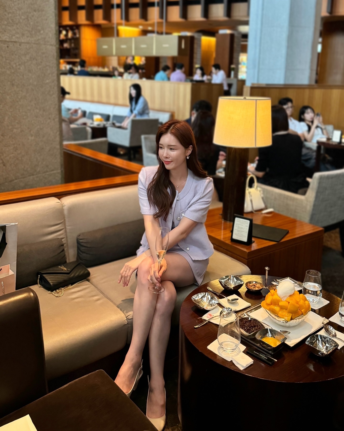 *
오랜만에 친구들이랑 방문한 신라호텔 라운지
망빙 시즌이라 웨이팅은 좀 있지만 여긴 항상 좋지☺️

이젠 10만원을 넘겨버린 애망빙도 너무 맛있던 스테이크도
생각지도 못한 비쥬얼의 중화풍 해산물도 덮밥도 다 좋았지만 
가장 이날의 희소식은 충격적인(?)영지의 임밍아웃..
이제 육아 전쟁을 해야 할 그녀들에게 경의를 표합니다..😇

셋이서 잔뜩 먹고 망빙까지 클리어하곤
하루종일 수다떨고 나니 진짜 힐링 그 자체🌷
종종 호텔 라운지에서 만나기로 친구들 꼬시기 성공했구요😉
비오는날도 운치있던 신라호텔 더 라이브러리였습니다. 

(망빙시즌이라 주말 웨이팅 40분정도 생각하고 가세요🥭)

shillahotels 

#신라호텔 #신라호텔더라이브러리 #더라이브러리
#애플망고빙수 #신라호텔망고빙수 #신라호텔라운지

블로그 후기 🔍
https://m.blog.naver.com/fleurlily__/223521447307