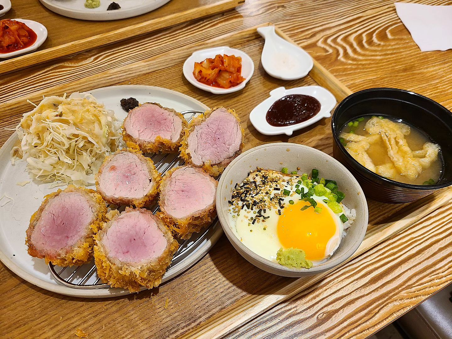 경양식 돈까스를 좋아하지만
가끔 바삭한 일본식 돈카츠가 땡기는 날이 있다. 
입구가 이뻐서 기억해 뒀던 동래 카츠텐시를 다녀왔다.
외관은 그리 커 보이지 않았는데 내부가 생각보다 넓다.
조용하고 깔끔한 분위기
안심 히레카츠와 등심 로스카츠, 메밀소바를 주문했다. 
국내산 돼지고기를 저온 숙성하는 곳이라 육질이 확실히 부드럽고 고소하다.
돈카츠 소스와 핑크솔트, 트러플, 와사비 총 4가지가 제공되서
다양하게 맛볼 수 있는 점이 마음에 든다.
특히 와사비와 트러플 살짝 올려서 먹으면 풍미가 좋다.
개인적으로 히레카츠 육질이 정말 부드러워서
다음에 와도 안심으로 먹을 듯

🥄히레카츠 12,500원
🥄로스카츠 11,500원
🥄메밀소바 7,000원

🏠부산 동래구 명륜로 104 1층
⏰️11:30~21시 / 브레이크타임 15~17 / 월 휴무