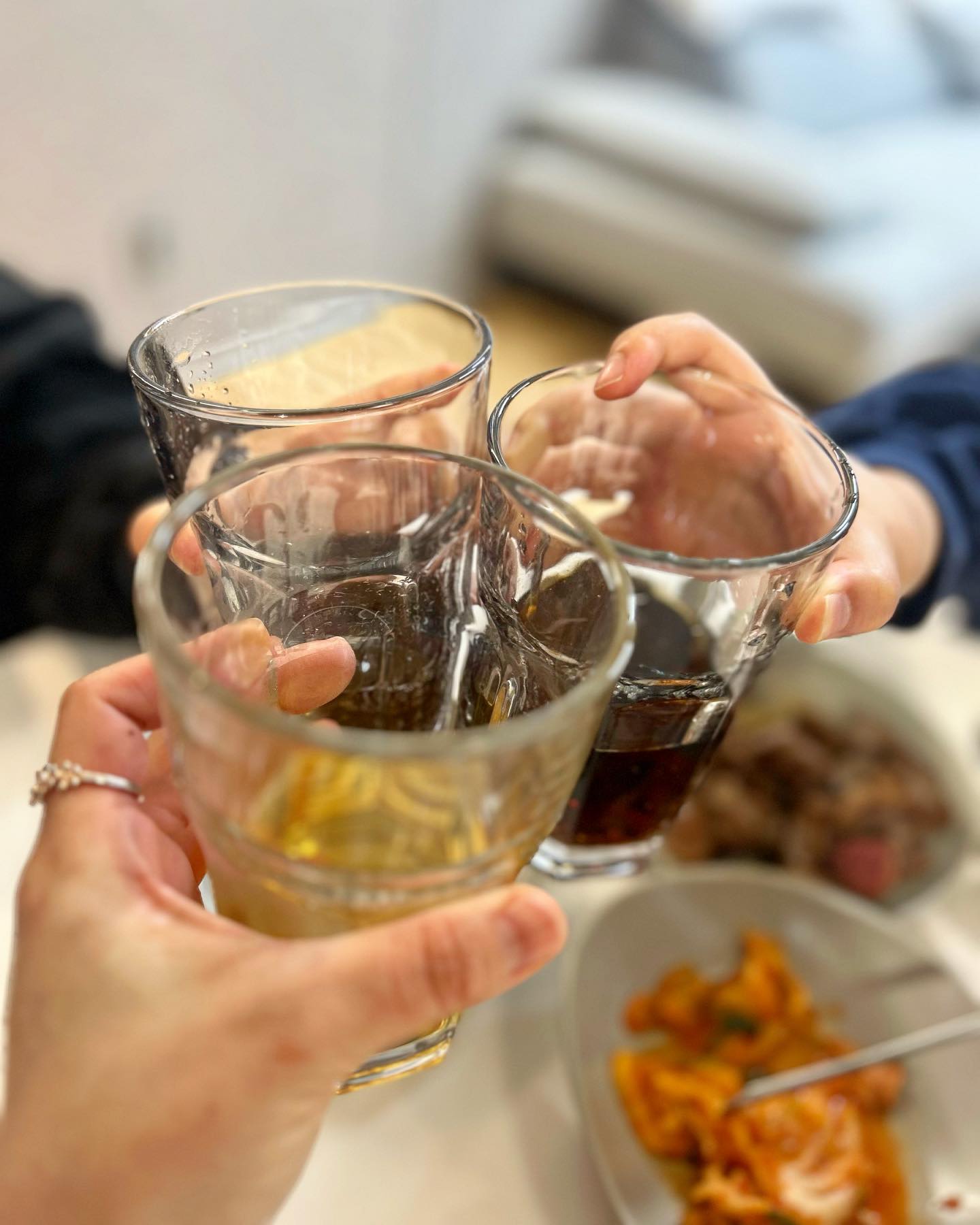 #제주풀빌라 
#제주독채펜션 
.
제주도 공항에서 도심에서 가까운 신상독채펜션!
무려 풀빌라까지 갖춘 넓은 단체독채펜션이예요!
쫌만 걸으면 제주바다도 볼 수 있고 
쫌만 걸으면 제주맛집부터 각종 편의시설을 즐길
수 있어요:) 저희는 근처에 있는 이마트가서
장봐와서 이것저것 먹었구요:) 배달도 시켜먹고
숙소에서 늘어지게 뒹굴거렸네요!
날씨로 인해 풀빌라 이용을 못한 아쉬움은
욕조에서 반신욕으로 뜨끈허이~
여름에 가족들이랑 다시한번 오고싶은
패밀리가든빌리지! 제주도 숙소로 추천!
.
#제주 
#여행