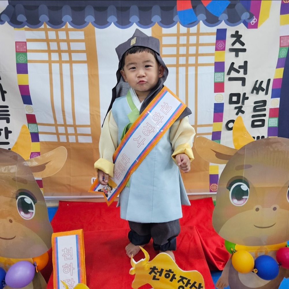 🩵
제기차기로 쥐불놀이를 했다는 
귀염동이 우이 오로로 😇

#추석놀이 
#얼집이야기