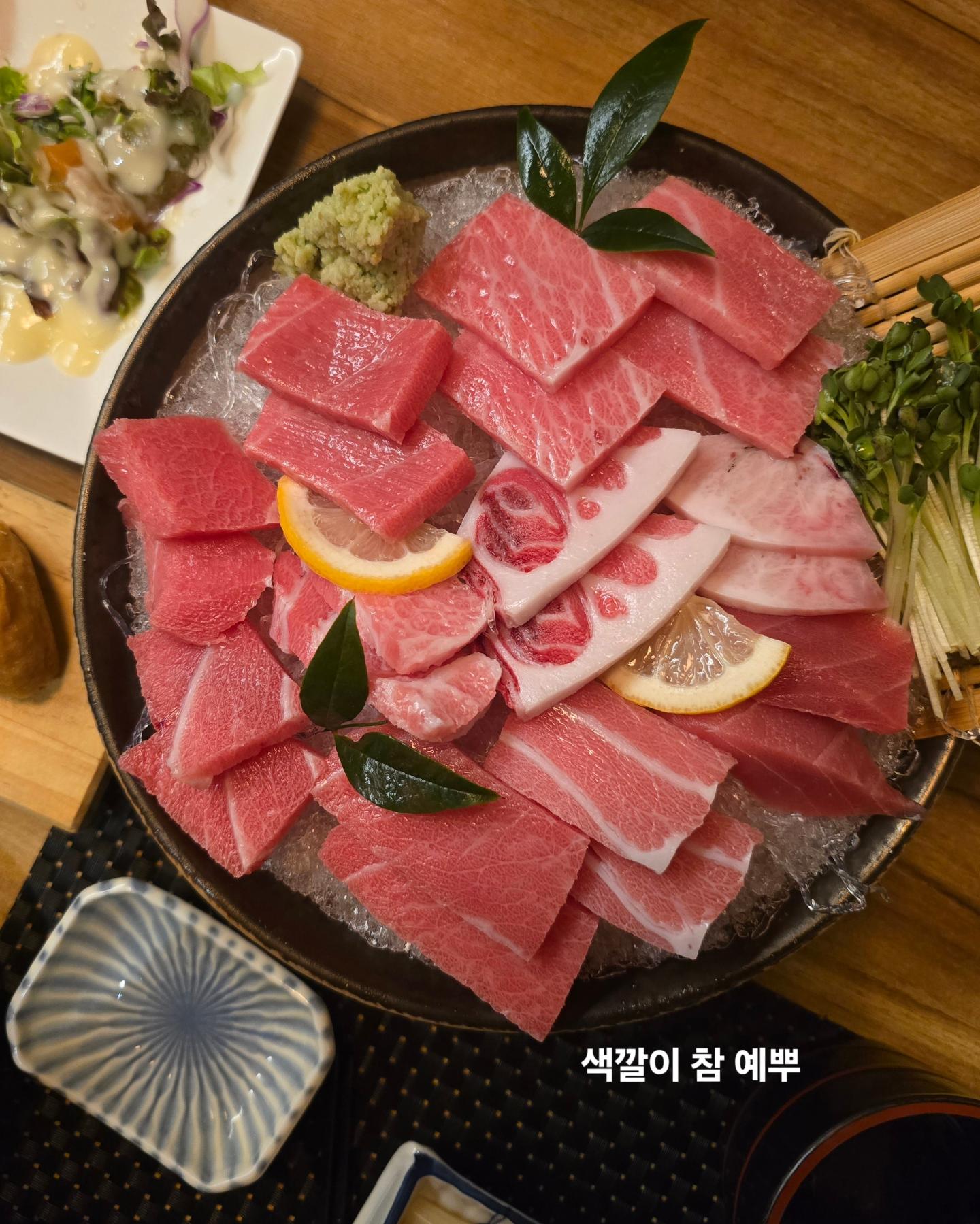 마지막 후토마끼는
가위바위보 이긴 사람이 먹었음 🍴

아싸 내가 졌다!!!!
.
.
.
.
#뷔페도코스요리도
#힘겨운가족
#소식가는아닌데
#대식가도아닌가족
#9주년결혼기념일
#비가억수같이쏟아지던날
#극P오빠가준비한결기
#나름고민했구만