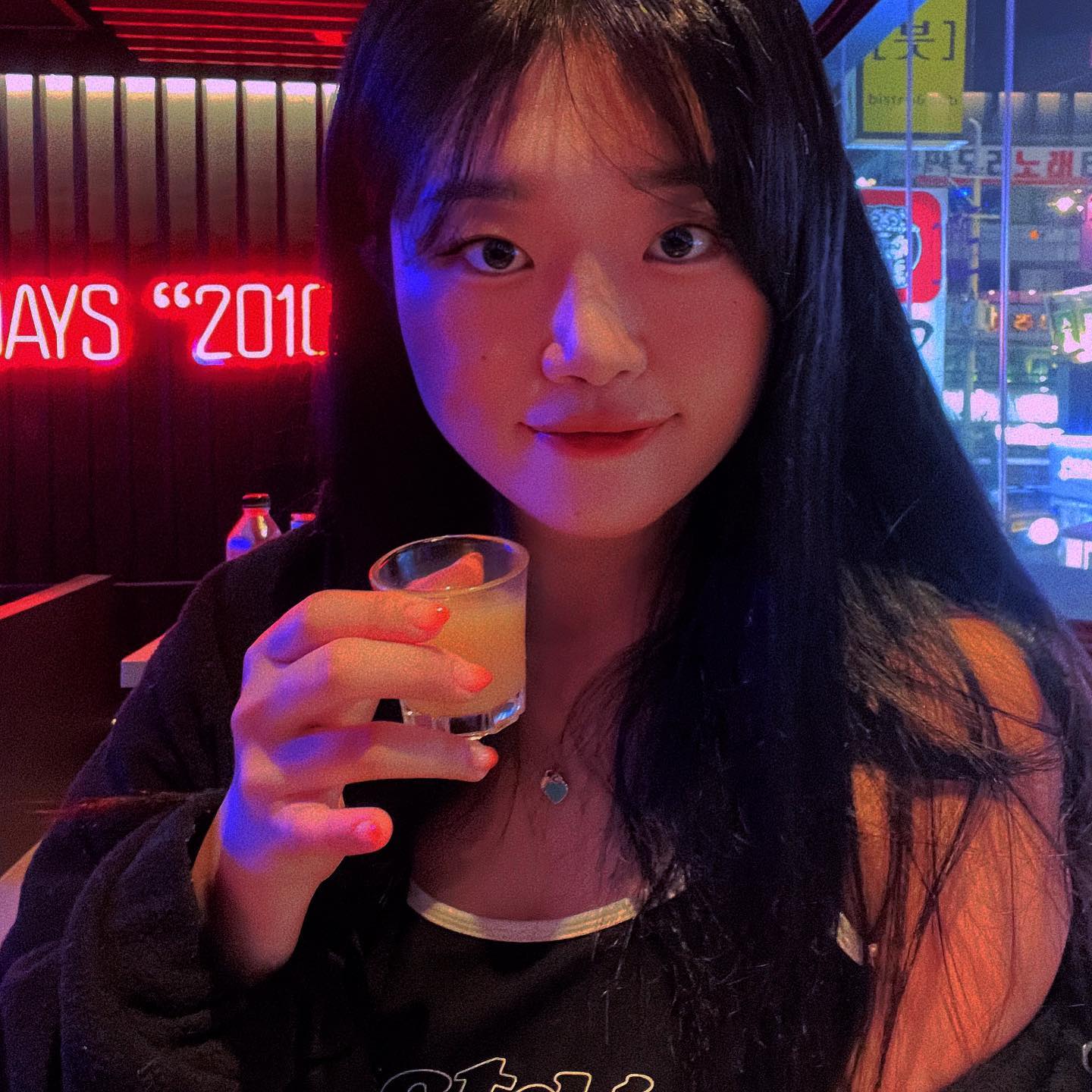 이제 곧 갈색으로 염색해야지
잘가라 흑발....!!
흑발 빠빠이 기념
복숭아 요거트 쏘주 짠베리~~!
⠀
⠀
⠀
#협찬 #광고 #뉴트로2010 #레트로감성