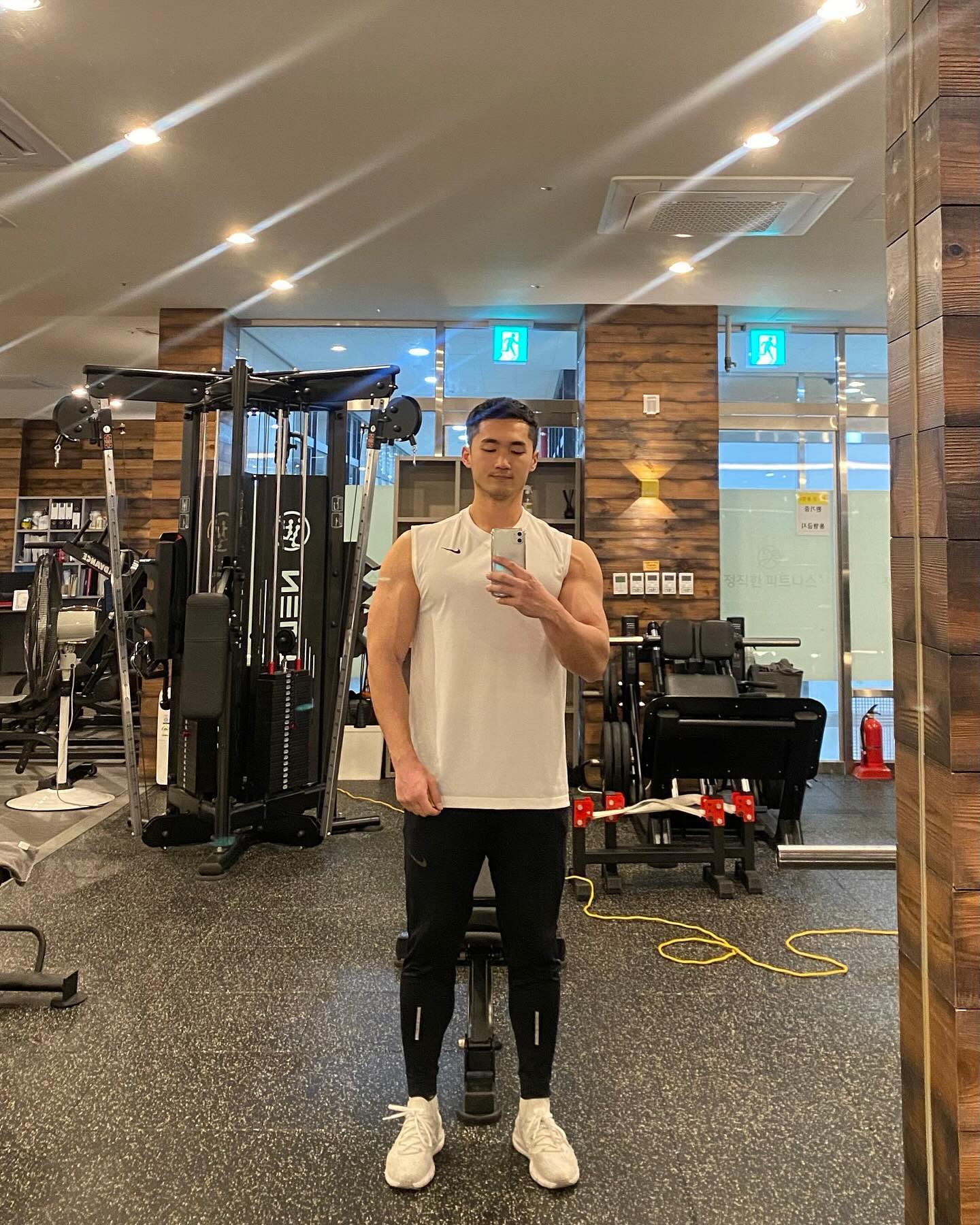 다시 하체 주2회👨🏻‍🦽🧑🏻‍🦼🧑🏻‍🦽🦽
겨울되고 하체 신경안썼더니만
하체가 잘 안갈라지네
.
.
웜업 카프레이즈 5세트
스쿼트(스트렝스훈련) 10세트
스티프 데드리프트 4세트
레그프레스(대퇴사두타깃) 5세트
레그익스텐션 4세트
이너타이 4세트
맨몸런지 3세트