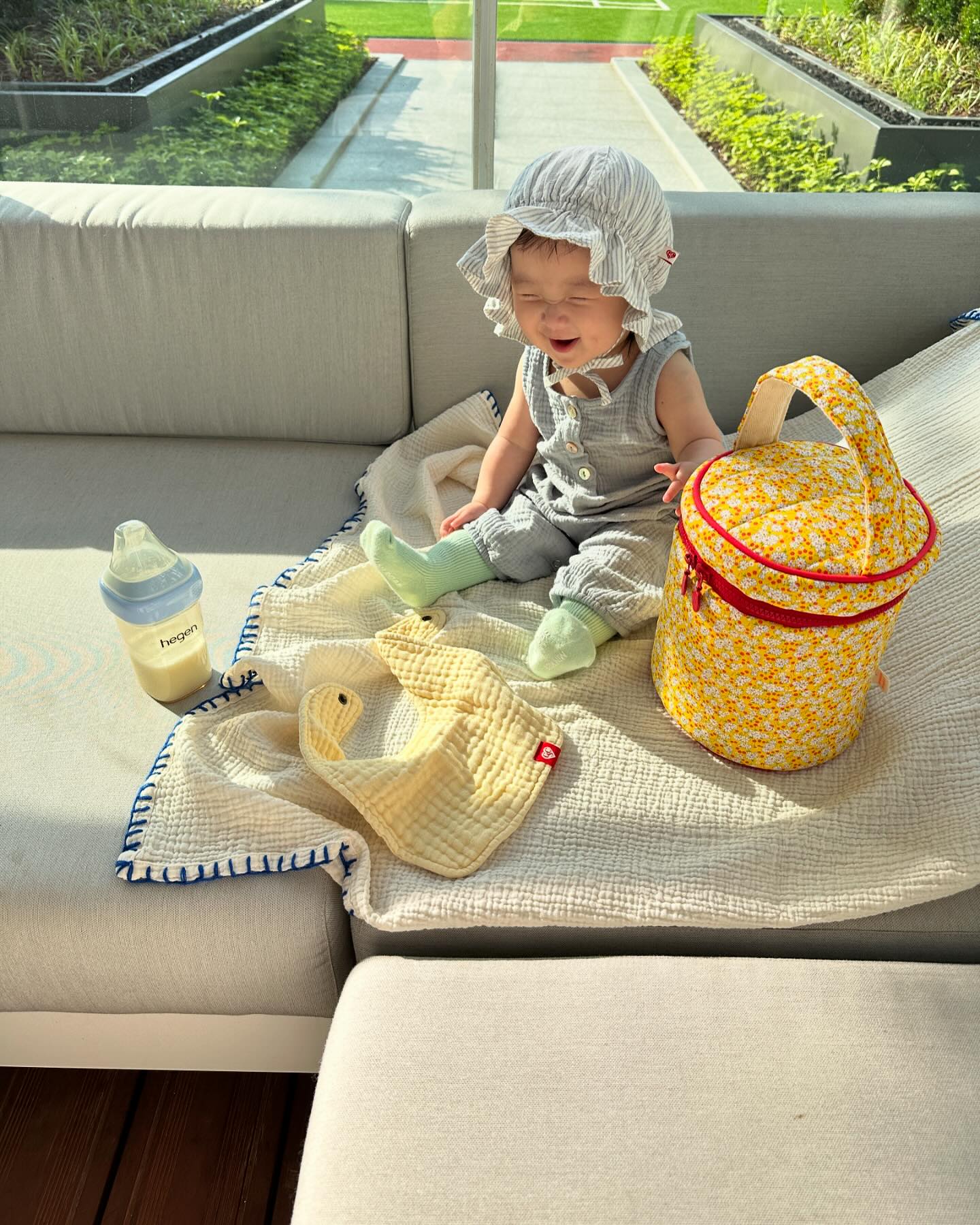 요즘 더 반짝이는 윤슬 💛🩵 
#ccoshong #babyootd #꼬숑 #아기데일리룩 #여름코디