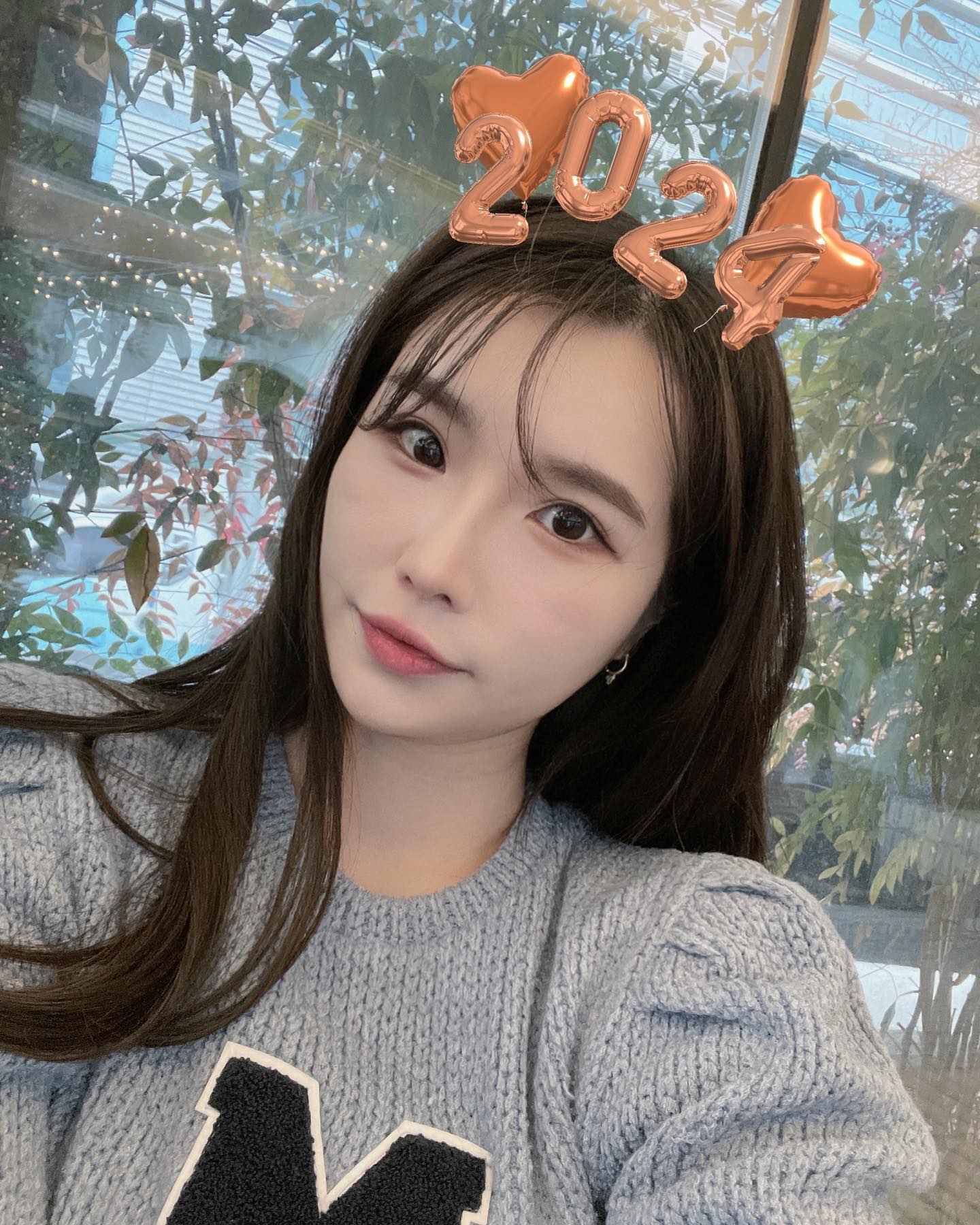 후덕해진 모습으로 전하는..

한해 마무리 잘 하시고 계신가요? 

요새 인스타도 잘 안들어와지구 하다보니 또 여기에 적응도 하게되고..😂 그래도 종종 들어와서 잘 보구 있답니다 !! 

저는 23년도 지인짜 다사다난..
스스로 대견도 많이했고, 좋은일도 또 힘듬도 깊었던적이있는데 그만큼 주변을 다시 한번 생각도 하게 되며 돌이켜봤던 좋은 기회도 있엇던거 같아요

다들 어떠셨나요~? 
23년도 마무리,새해 인사하며 24년도가 되었군 하는데
진짜 이제는 년도 바뀌는게 예전만치 감흥?실감?이 안나는거 같아요 
언제.. 시간이 이렇게 빨리갔나를 외치며
여러분~ 새해에는 하는일 다~더더 잘되시구 더 더 많이 행복하시고 건강하세요 ❤️ 
해삐뉴이얼이에요✨🤗✨ 

#24년도잘부탁해요❤️