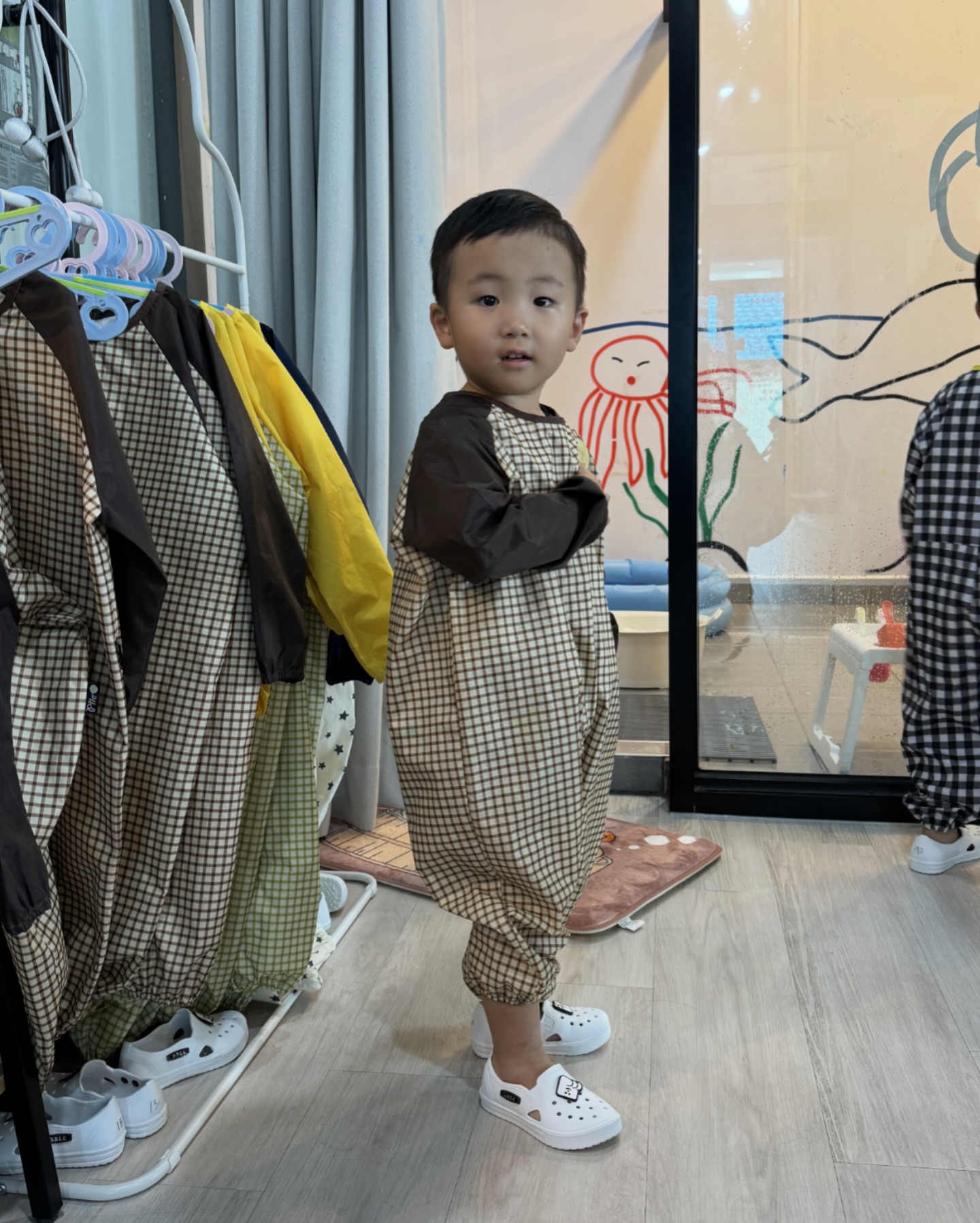 🍉 제주 유아체험 찾는다면 #아트히어로제주함덕센터 

방학에 급 예약하고 다녀왔던 아트히어로 퍼포먼스 미술! 계절에 어울리는 주제로 낚시, 빙수만들기, 풍선대포, 물총까지 알차게 수업 듣고 왔어요'◡' 집중 못하면 어쩌지 했는데 선생님만큼이나 말도 많이 하고(?) 수업 참여도 잘해 잘왔다 생각들더라고요! 한타임에 4-5명으로 진행되고 최소 33개월 이상 엄마랑 분리 가능해야 수업 들을 수 있대요! 퍼포먼스 미술 예약시 2층 노리파크 키즈카페 1시간 이용할 수 있어 오전에 가서 오후까지 놀다 왔어요!(,,•﹏•,,) ㅋㅋㅋ 다음번 주제 바뀌면 또 다녀와야겠어요! 

제주에서 이런 교육 해줄수있는 곳 많이 없는데 괜찮은 거 같아요!!
.
.
.
.
🍉 아트히어로 함덕센터
- 제주 제주시 조천읍 함덕8길 2-4 1층

🍉 영업시간
- 월, 화 정기휴무 
- 수, 목, 금 13:00-17:30
- 토,일 10:00-17:30 

🍉 네이버 예약필수

🍉 1인 체험비용 24,000원 (키카1시간 이용 가능)

🍉 문의: 0507-1325-8544
.
.
.
.
#08육아8thu #한고래육아일기🐳
