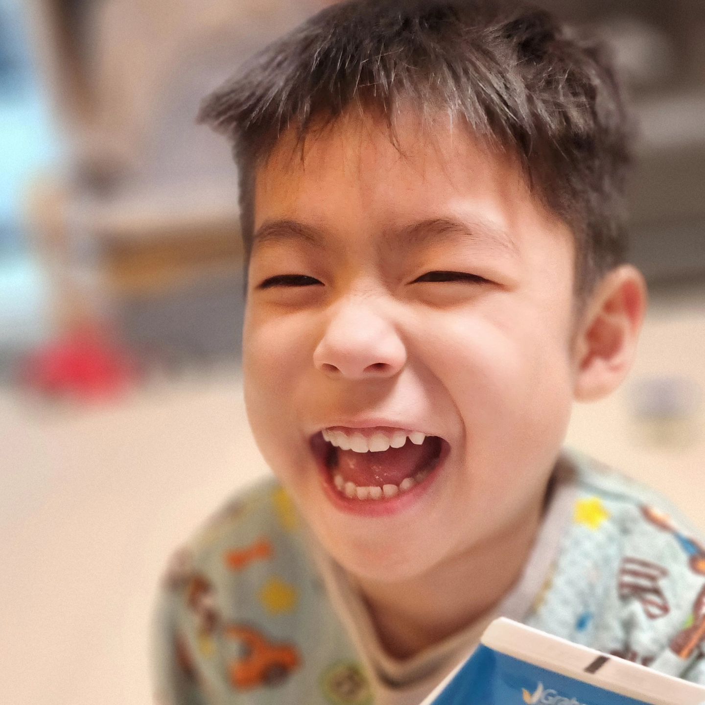 1. 간만에 트레이더스 가서 애들이 먹고싶다던 블랙사파이어포도를 샀는데 하나 먹더니 로건이 왈

" 포도를 먹었더니 입안에서 혀가 철봉을 하는 느낌이야! "

🍇🍇🍇🍇🍇🍇🍇🍇🍇🍇🍇🍇🍇🍇🍇🍇🍇🍇

2. 간만에 화장품을 바꿨더니 늘 내 냄새를 맡고 평소에는 엄마한테서는 꽃향기가 난다고했던 로건이가 이번엔

"엄마한테서 과일쥬스 먹을때 입안에서 톡톡 하는 그런 향이나"

🧃🧃🧃🧃🧃🧃🧃🧃🧃🧃🧃🧃🧃🧃🧃🧃🧃🧃

넘나 표현이 귀여운 내새꾸😍
네가 느끼는 모든 것들을, 네가 사랑하는 말들로 잘 표현할 수 있게 엄마도 함께 할께❤️

#어느새50개월 #어린이가되버린아들 #20년생아들 
#김로건 #4살아들