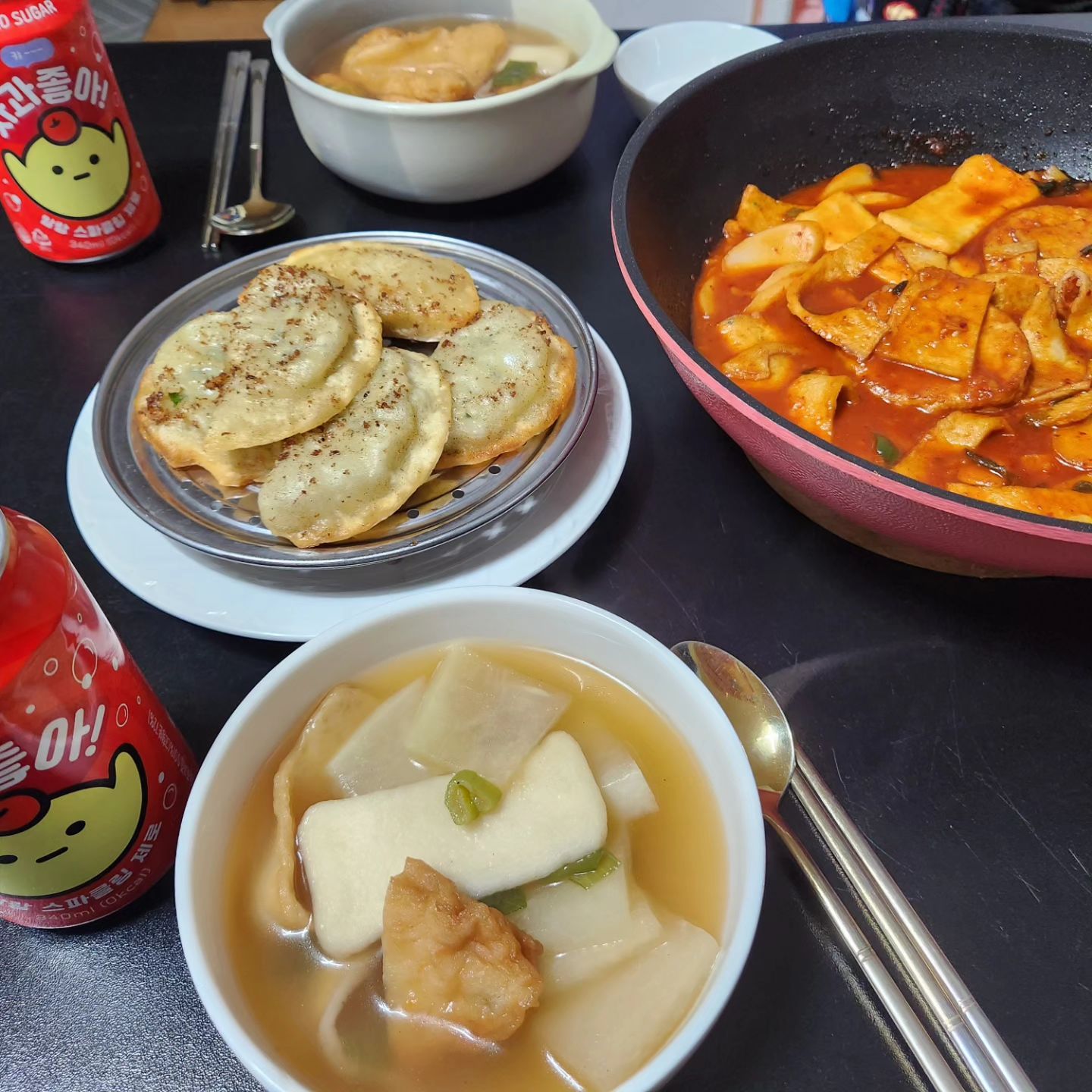오늘 저녁은?
 #떡볶이 #어묵탕 #만두튀김

떡볶이 실패.
기냥 에라모르겠다하고 다진마늘을 투척했는데
진짜 많이 넣었나봄.
ㅋ

어묵탕엔  무 왕창 넣어서 늠나 좋앙~ 
만두? 아들 치킨너겟구워줬  기름.  걸러내기 귀찮아서  그냥.' 
음.만두가 옷을 입었네~~~
