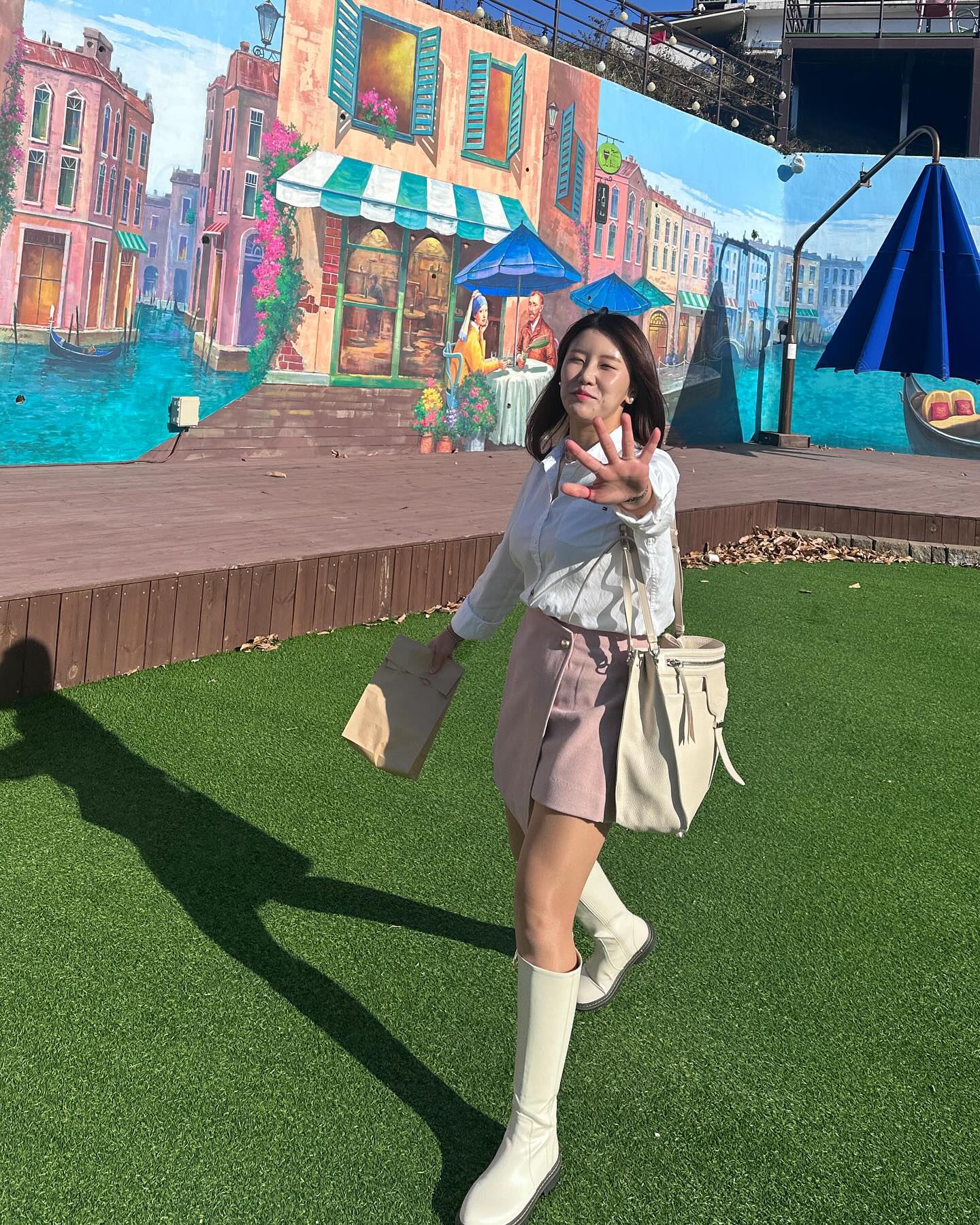 🥶
요즘 날씨에 이렇게 입고 다녔으니,,,,
감기가 안 걸릴 수가 음찌 🤧
아이고야 나 죽네ಠ_ಠ....
그래도 맛있는 밥 먹구~ 카페 가고 아주 좋았다💗
(감기와맞바꾼😵‍💫)

🏷️

Shirts: tommyhilfiger 
Skirt: the_jsoo_suyoun 
Shoes: dajoomi #gift 
Bag: tods 

.
.
.
#감기 #코맹맹이 #데이트룩 #데일리룩 #주말