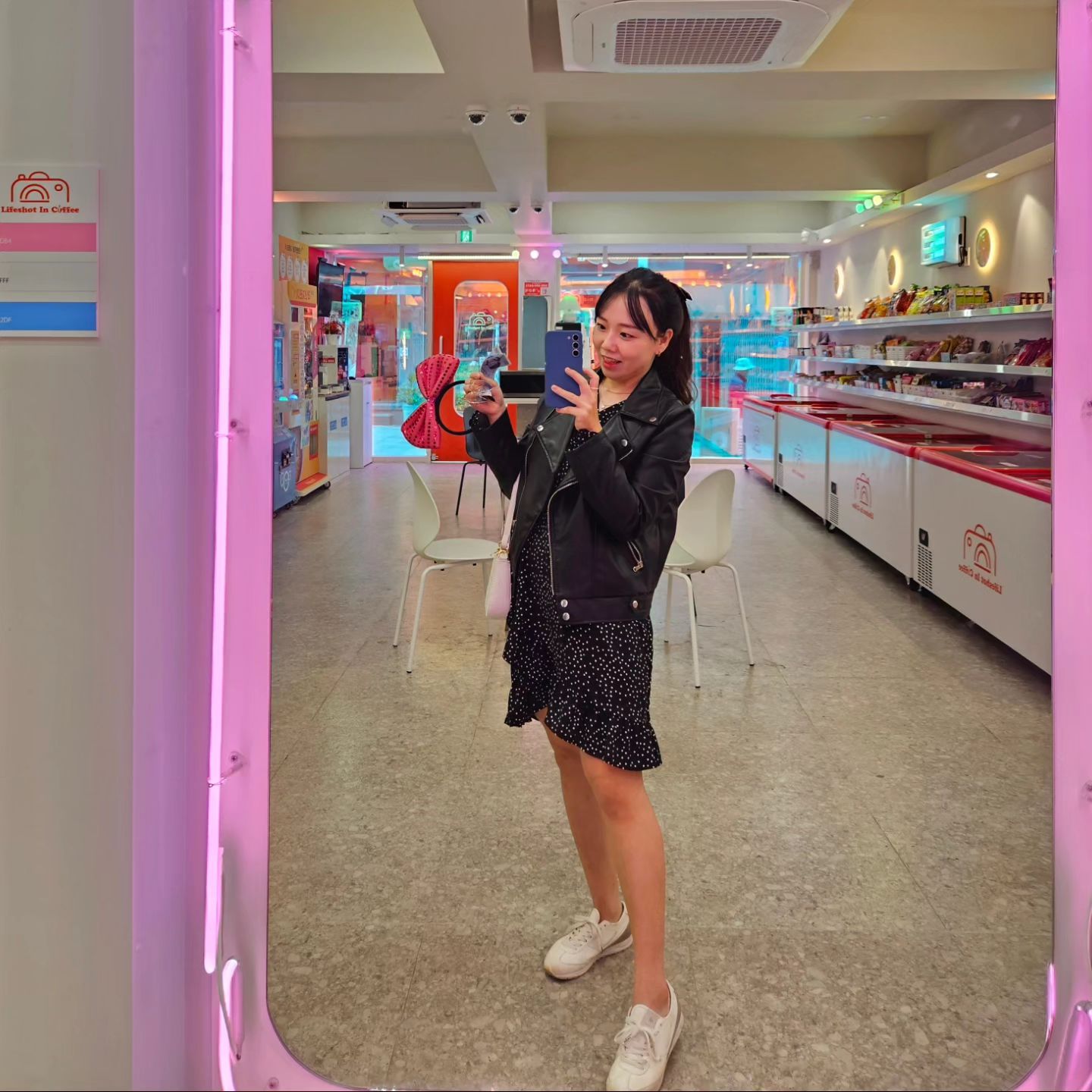 혼자 덩그러니〰️🩷 
결혼 전엔 셀카 찍는거 엄청 좋아했는데,
새삼 포즈도 표정도 어렵네요? 😝
혼자 다니는게 너무 어색했다.....
⠀
왕창 할 줄 알았던 쇼핑은 겨우 상의 2장
하의는 지금 살 빠지고 있는 상태라 사기가 애매해서 포기,,
내년에 일 시작하려니 설레고 걱정되는 요즘.
⠀
아닠ㅋㅋㅋㅋ 혼자 인생네컷 찍고 싶어서 들어간게 너무웃김