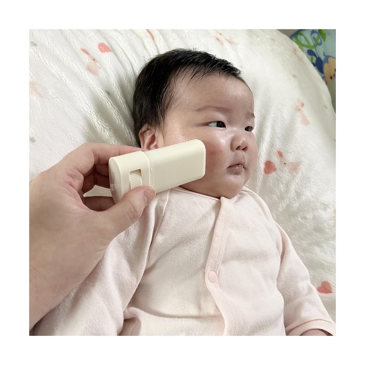 #제품제공 #협찬 

_

소원이에게 협찬이 들어왔어요🎶

엄마 닮아서
피부가 굉장히 예민한 편인 내새꾸 😭
엄마의 고민이었는데,

마침 몽디에스에서
스틱밤을 보내주셨지 뭐에요🙌🏻

100시간 고보습 지속을 가지고있으며
3중 피부보습을 개선해 줄수 있데요!!

소원이는 열도 많아 조금만 더워도
태열이 확 올라오고 
씻고나서 손가락으로 로션을 찍어발라주면 
어찌나 싫어하는지 😂

자지러지게 울어서 다른 제품의 스틱형을 
사용중이었는데
수시로 바르기에도 좋은
몽디에스 스틱밤 발라주니 덜 울더라구요➰

며칠 사용해보니
발림성이 부드러워서
슥슥 빠르게 바르기에 간편하고
휴대하기도 편해서 외출시에도
이것저것 챙기지 않아도 스틱밤 딱 한개만
챙겨도되니
무거운 가방의 부담감을 덜어주네요😂

✔️ 전성분 ALL EWG 그린등급
✔️ 독일 더마 테스트 엑설런트 등급
✔️ 19가지 논란 성분 무첨가
✔️ 7가지 특허 발효 오일로 탄탄 밀착 보습 케어
✔️ 마데카소사이드, 세라마이드 처방으로 보습막 강화

우리아기 피부에 믿을 수 있는 좋은 성분들로만
가득하니 맘편히 사용할 수 있어요✨

👉🏻 이런분들께 추천해요 👈🏻

* 바르기 편한 제품을 찾으시는분!
* 오랜시간 지속되는 보습을 찾으시는분!
* 외출 시 간편하게 챙기기 편한걸 찾으시는분!
* 

우리 소원이 피부 엄마가 절대 지켜준다!!🤍💛

🔖 THANKS FOR MONGDIES

#몽디에스 #mongdies #스틱밤 #보습스틱 #멀티스틱 #수딩밤 #수분스틱 #아기용품 #아기보습제 #제품제공 #협찬 #협찬이지만찐후기 #협찬이지만솔직한후기 #협찬이지만리얼한후기
