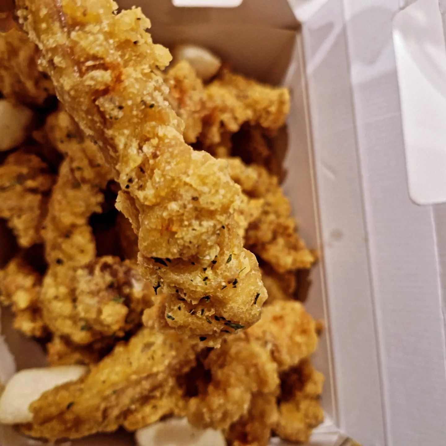 평소 가성비도 좋고 튀김옷도 맛있어서 좋아라하는 치킨 매니아!!
이번에 목살로망이 새로 나왔다고 해서
치킨마루 신월7동점에 방문해 보았어요♥️

방문 포장하면 4000원이 더 할인되어,
목살로망 할라마요맛 방문포장시 18,000원이고,
페퍼콕콕맛 방문포장시 16,000원에 즐길 수 있다는 사실!
요즘 같은 고물가시대에 대박이쥬😁😁😁

특히
닭 한 마리에서 오직 1% 나오는 목살로 만들었다니
우와 넘 신기했어요 약 40마리의 닭 목 순살에 부들부들 쫄깃쫄깃 넘 매력있더라구용‼️‼️‼️

통후추를 갈아 넣은 현미 파우더를 입혀서
튀김옷이 더욱 바삭하고 맛있다는 사실!!

순살치킨 먹는 기분이고, 넘 맛있어서 놀랐네욥💜

할라마요와 페퍼콕콕 2가지 맛이 있으니 취향껏 드셔보세요

페퍼 콕콕 맛은 간도 잘 맞고 많이 맵지 않아 아들들도 같이 맛나게 즐겼지용🥰🥰🥰

하루 30마리만 한정판매 되니, 얼른 뭅뭅하세욥

#협찬 #치킨마루 #신메뉴 #목살로망 #치킨추천 #치킨맛집 #치킨스타그램