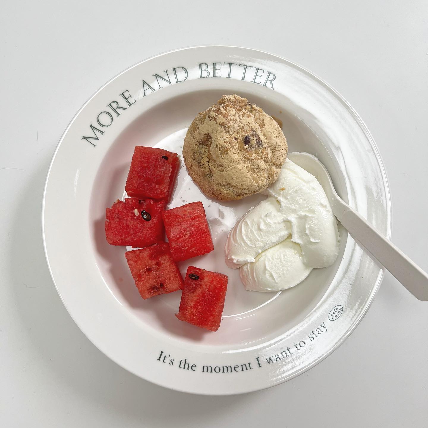 여름 여름 여름 🍉🥥
진짜 오랜만인 빵거트볼 bbang_vegan_studio 인절미 찹쌀파이로 챙겨줬어요! 얘는 논너츠 버전 ㅎㅎ 올여름 수박 첫개시도 성공적이었❤️

찹쌀파이 에프굽해먹고 눈 휘둥그레졌었는데 오늘은 다 차가운걸로 먹고싶어서 살짝 해동먹했더니 이것도 이거대로 찰떡파이 아이스크림같은 매력이🥺 저번보다 크기도 더 커진 것 같고 콩고물도 낭낭해서 든든하게 먹었네유🤍