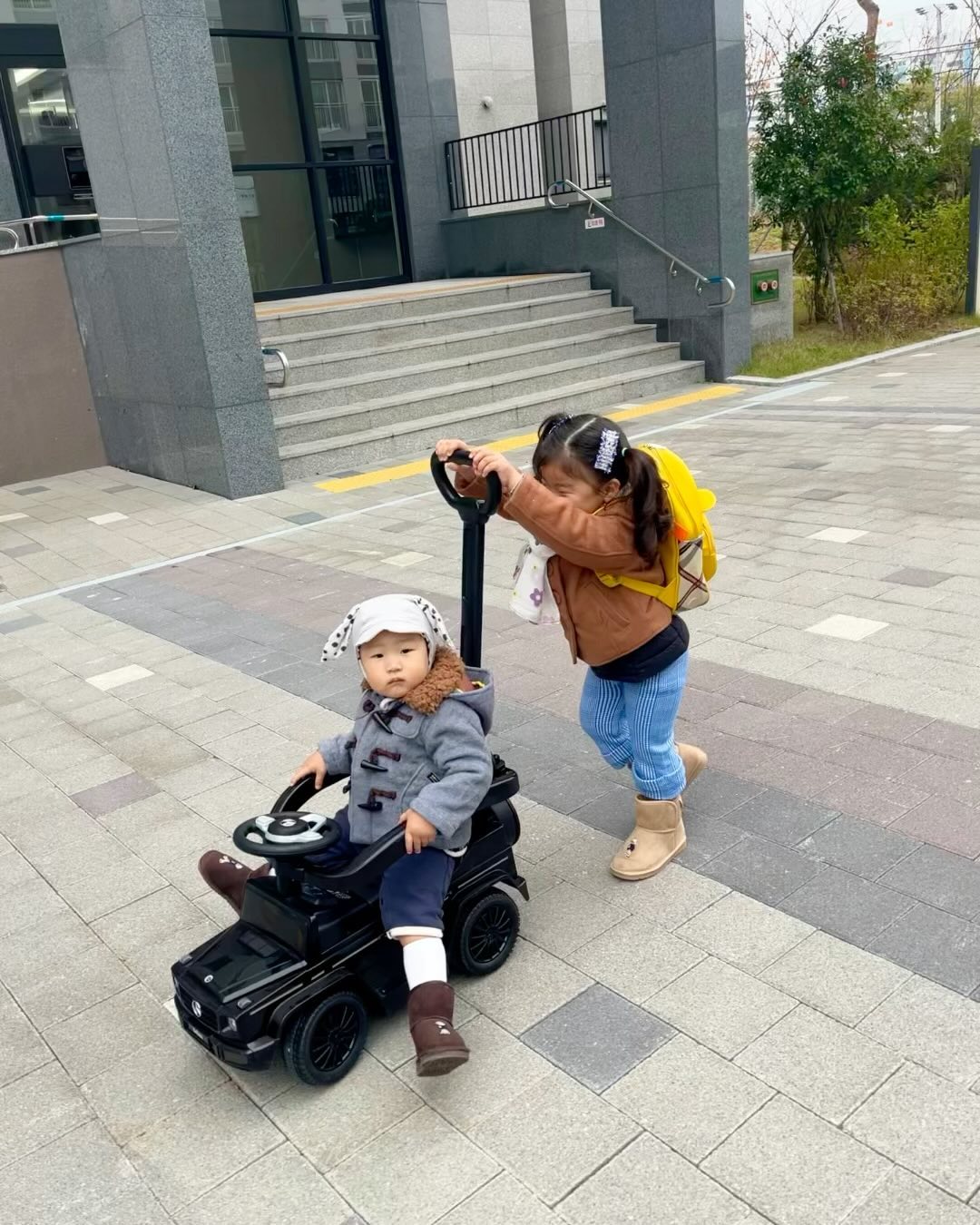 왕자님 왕자님 우리 왕자님🫅

우리집 왕자님 나가신다 길을 비켜라!!!
누나들이 요리조리 밀어주는거 즐기는 그….
그.런.데….집앞에서는 밀지말라고 땡깡피웠잖니😅

오늘도 신나게 등원하고,
내일 저녁 친구들이랑 못먹으니까…
음…오늘도 아빠 숙직이니까…
엄마 서류 해야할게 많으니까…
수아지아재민이 저녁 먹고 온다고💕 고마워

엄마는 비 오는지도 모르고…열일하다 비 홀딱맞고 하원가기
신나게 하원하고 엄마저녁 햄버거 사들고 집으로!!
악…카시트에서 혼자 내리다 넘어진 신재민…🤕
얼굴 다치다…ㅠㅠㅠㅠ아 볼때마다 마음이 찢어진다…
그래도 신나게 간식 먹는 재민이🥹 사랑해…
엄마가 너무너무 미안해…(엄마는 무한자책중…)휴

엄마 택배도 옮겨주고, 정리하는 동안 책읽고,
같이 댄스 한판 신나게 춰주는 우리 아재둥이들❣️
(책읽다 갑자기 춤추는 신지아… 진짜 너무 웃기다…)
오늘도 잘 잠들어준 아기들 너무너무 사랑해

매일 아침 산타할아버지가 그려준 하트 바라보는 아가들
오늘도 하트 주고 가시려나????
오늘 하루도 엄마 도와 잘 보냈으니 하트 주실거야❤️

#우리집왕자님 #등원샷 #이랬다저랬다 #저녁먹고하원 #얼굴다침 #마음아파 #그래도미소천사 #사랑해고마워 #엄마도와주는아기 #택배옮기는중 #댄싱머신 #마음이아프다 #다치지말자 #엄마는자책중 #쥐띠아기 #쌍둥이맘 #딸둥이 #이란성 #생후1190일 #호랑이띠맘 #생후599일