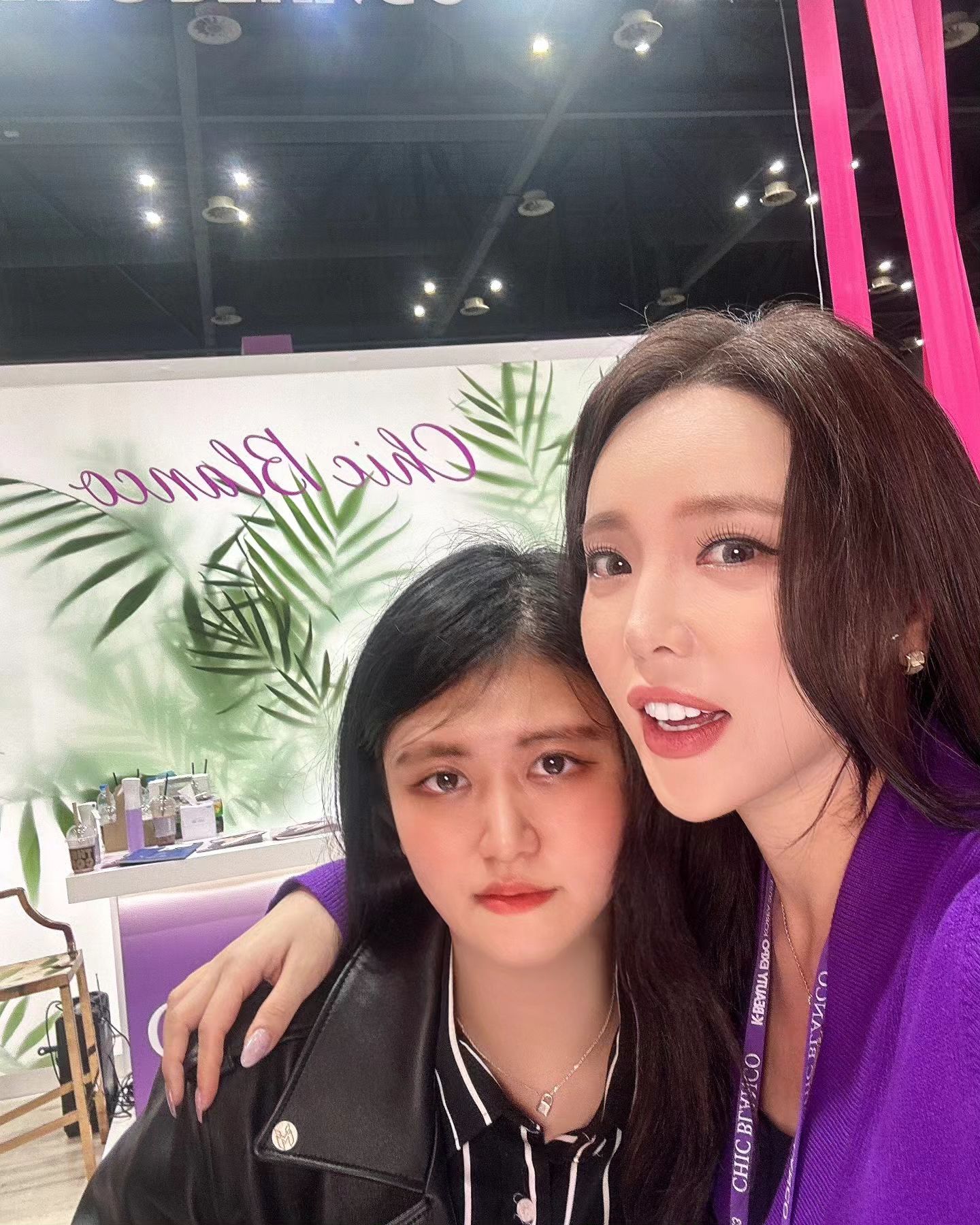 Wife한테 다녀와도 되냐고 물었더니 Ok했어서 올려봤어요 But #HONGJINYOUNG unnie랑 같이 있으면 I am 신뢰래요