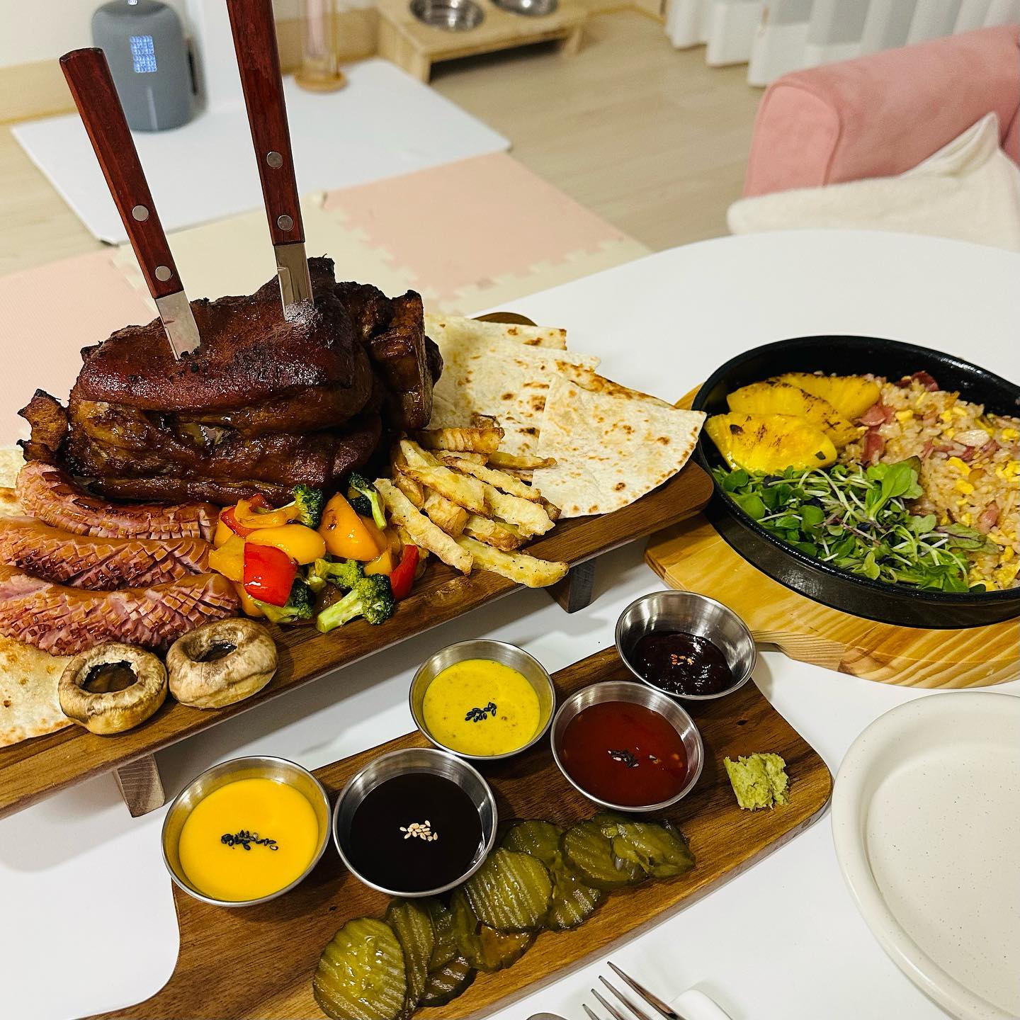 ⠀
처음 만들어 먹어본 슈바인학센🍖
독일식 족발인데 생각보다 맛있당
⠀
머스타드랑 바베큐소스가
젤맛있는 조합인듯 💛
⠀
감자튀김 잘못만들어서 전분으로 튀겼는데
이건또 왜맛있는건데..? 😋
⠀
베이컨 마늘볶음밥이랑 파인애플 구워서
또띠아 싸먹으면 완전 꿀조합 ! 🌮
⠀
⠀
⠀
🍖 #슈바인학센
🍛 #마늘볶음밥
🍟 #감자튀김
⠀
⠀