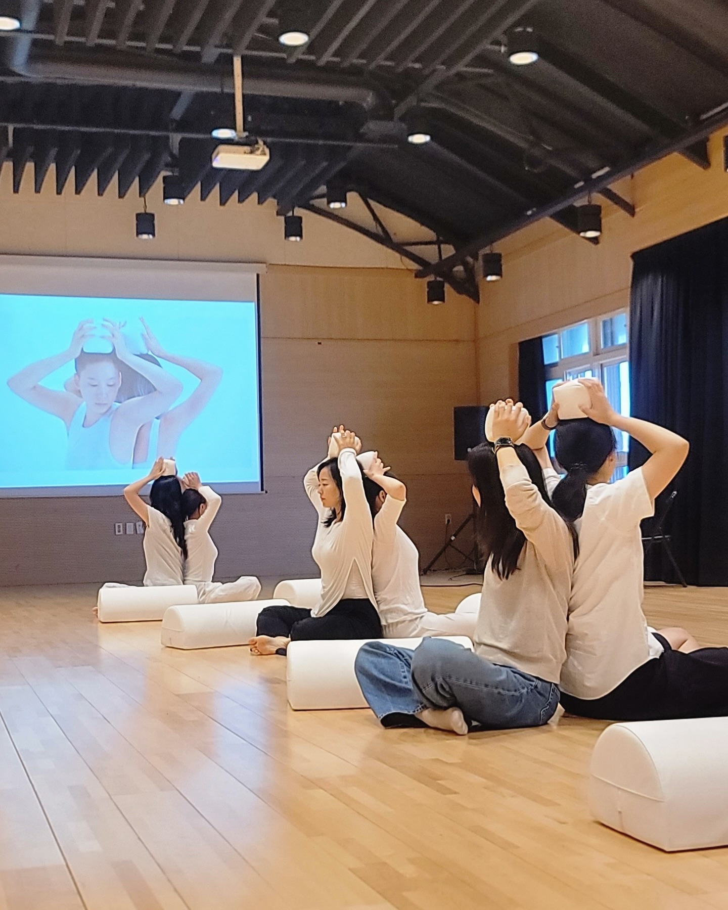 🪧 부산현대미술관 <미술관 밖 프로젝트> moca_busan #살핌운동

좋은 기회로 조영주 작가님께 <살핌 운동>을 전수받아 교육 강사로 참여하게 되었습니다🙂 7월부터 부산 곳곳의 기관에서 만나게될 참여자들을 생각하니 설레이네요 💞

살핌운동 _ 모두가 “돌보는 자”이자 “보살핌 받는 자” 
미술작가, 심리치료사, 재활치료사, 무용가로 구성된 연구팀이 재활치료 운동을 기반으로 개발한 듀오 운동으로 조영주 작가(youngjoocho_art)님과 국립아시아문화전당이 오랜 기간 공동연구한 재활치료 기반 커플 운동입니다. 누구나 쉽게 따라할 수 있으며, 지역 공동체에 돌봄의 새로운 의미와 가치를 전합니다. 서로 보완하고 돕고 지지하는 신체 활동을 통해 의존적이며 관계 속에서 서로의 불완전함을 채워갑니다. 

부산 일대 10개 이상의 돌봄 유관기관에서 진행되는 이 프로그램은 참여자들이 가벼운 동작으로 시작하여 긴장을 풀고 몸을 회복하며 서로의 존재를 알아가는 소중한 시간이 될 것 입니다. 💡⭐️

교육강사 : 강민아, 김선영, 진승현 

#살핌운동#조영주작가#부산현대미술관
#busan#MOCA#MOCABusan#ACC#서울#부산#국립아시아문화전당#커플운동#재활치료#돌봄의재발견#상호의존#소매틱#재활운동#심리치료#통합예술치료#문화예술#몸