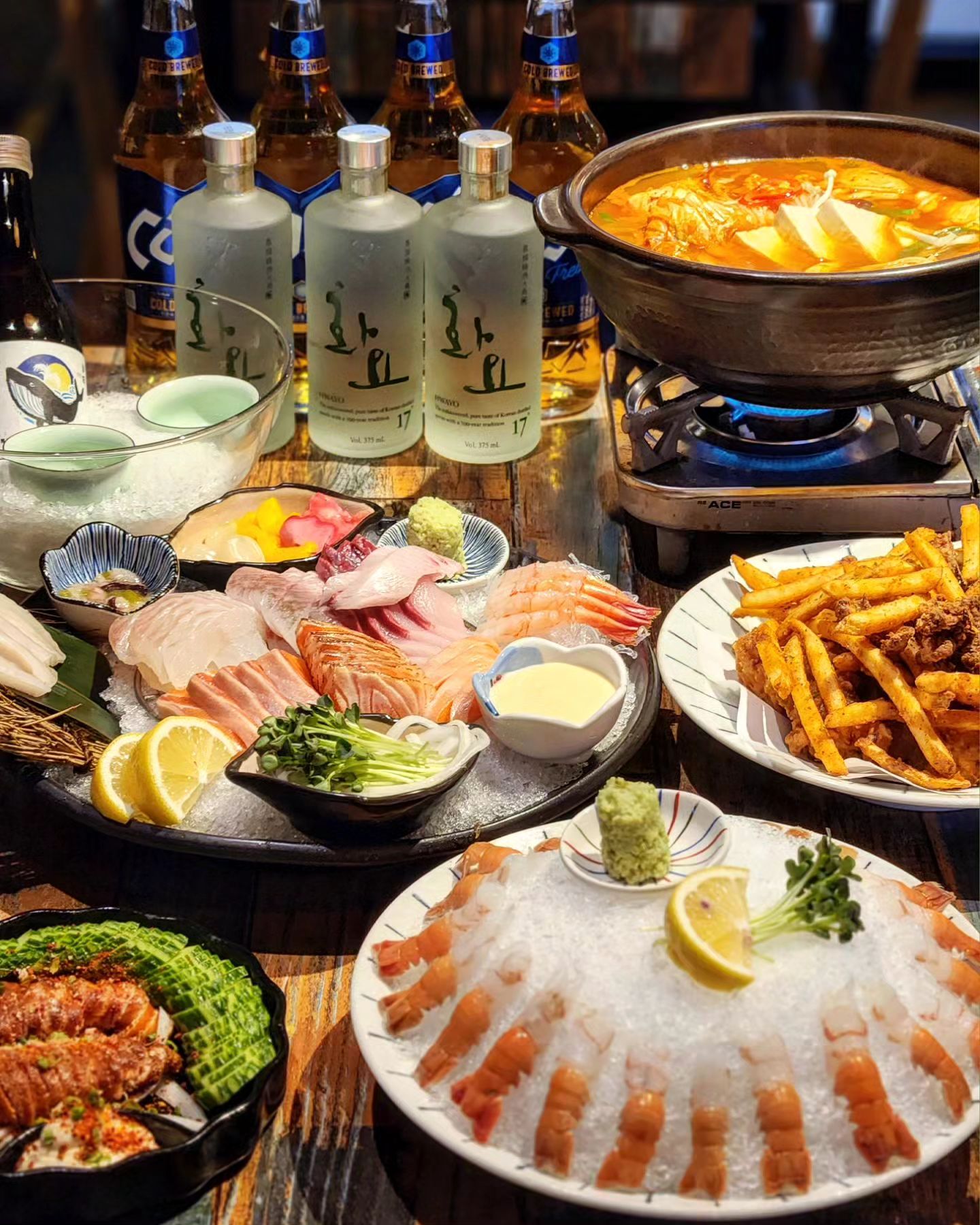 @@@ #강서구맛집 찾았다!! 
부산 명지에서 핫한 일식집 #키친어썸 💟
점심특선 오픈해서 사시미정식, 우나기동정식 등 1인 한상차림도 있어요 😆❤ 점심먹으러 가기도 넘 좋아요 🙂

사장님이 직접 잡은 문어,낙지,해삼 제철해산물에 소고기도 한우1등급 이상만 사용하는 곳이라 싱싱함과 맛있음이 보장된곳 👍🐚🪸

🧡2~3인세트
(사시미,구이,튀김,탕) - 71,000
🩷3~4인세트
(2~3인세트+소고기) - 114,000
먹고싶은 종류로 옵션 모두 선택 가능해요 👍
(제가 먹은 세트 종류는 소고기육사시미, 사시미모듬중,JMT명란구이,반반가라아게,꽃게탕 참고하세요🙂)

사시미,소고기,구이,튀김,탕까지 모두 즐기려면 세트메뉴 필수주문이겠죠? 😆이렇게 푸짐한데 가격이..!! 가성비 진짜 너무 좋아서 가족,친구,연인,회식 모두 다좋을것같아요💕

대방어철이닌깐 대방어도 놓치지마시구요 !!🐟🐟
딱새우 달달하니 입에서 헤엄쳐요 😋 안주로 넘 쥬아🦐🦐🦐
솔직히 다 맛있어서 추천이 힘드닌깐 세트메뉴 완전추천🤣

⭕릴스에 10만원식사권과 5만원식사권의 이벤트가 진행중이에요! 참여방법 쉬우닌깐 참여해보아요 ❣️

📍부산 강서구 명지국제6로220번길 23 #키친어썸
⏰11:30- 23:00
(브레이크타임15:00- 16:30)
매주 일,월 휴무
📞0507-1318-5321

#식사권이벤트 #키친어썸 #명지맛집 #명지회식 #부산명지맛집 #부산명지국제신도시 #부산대방어맛집 #부산명지동맛집 #명지점심