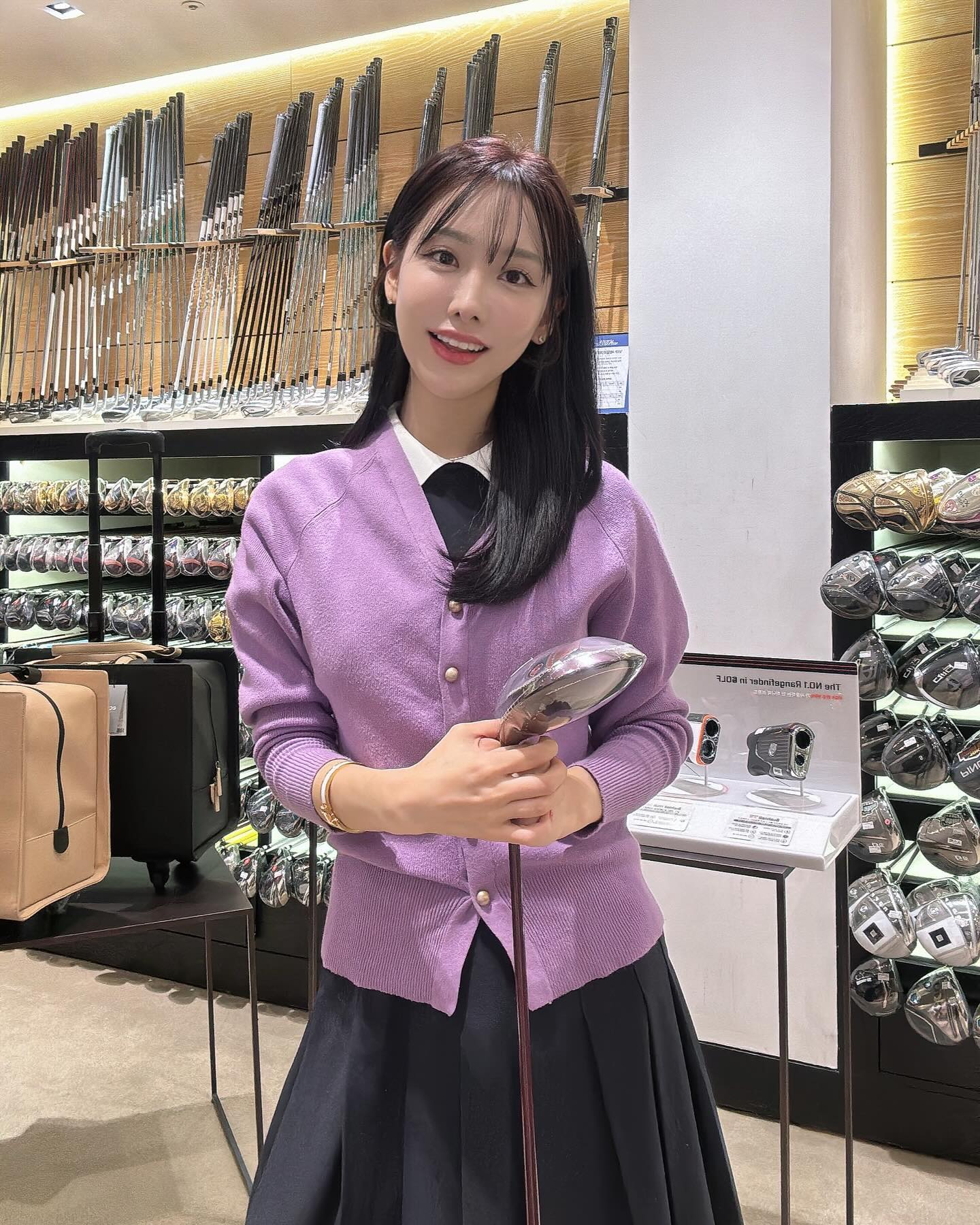봄 맞이 ! 길었던 머리 많이 잘라냈는데 어때요 ? 저는 한결 가벼워져서 기분이 좋아요 🥰🫶🏻

설 연휴 지나니 확 풀린 날씨, 따땃해져서 라운딩 계획하신 분들 많은 것 같아요 ⛳️ SSG LIVE 통해 신세계본점 골프샵에서 24년도 신상품 잔뜩 소개해드렸어요 📺

23년 남성 드라이버 베스트셀러 테일러메이드와 23년 여성 베스트셀러 젝시오! (역시 꾸준히 사랑받는 젝시오 ✨)
24년에도 NEW모델로 업그레이드 되었으니 장비 알아보고계신분들 신세계본점 5층 골프샵으로 달려가기 🏃🏻‍♀️