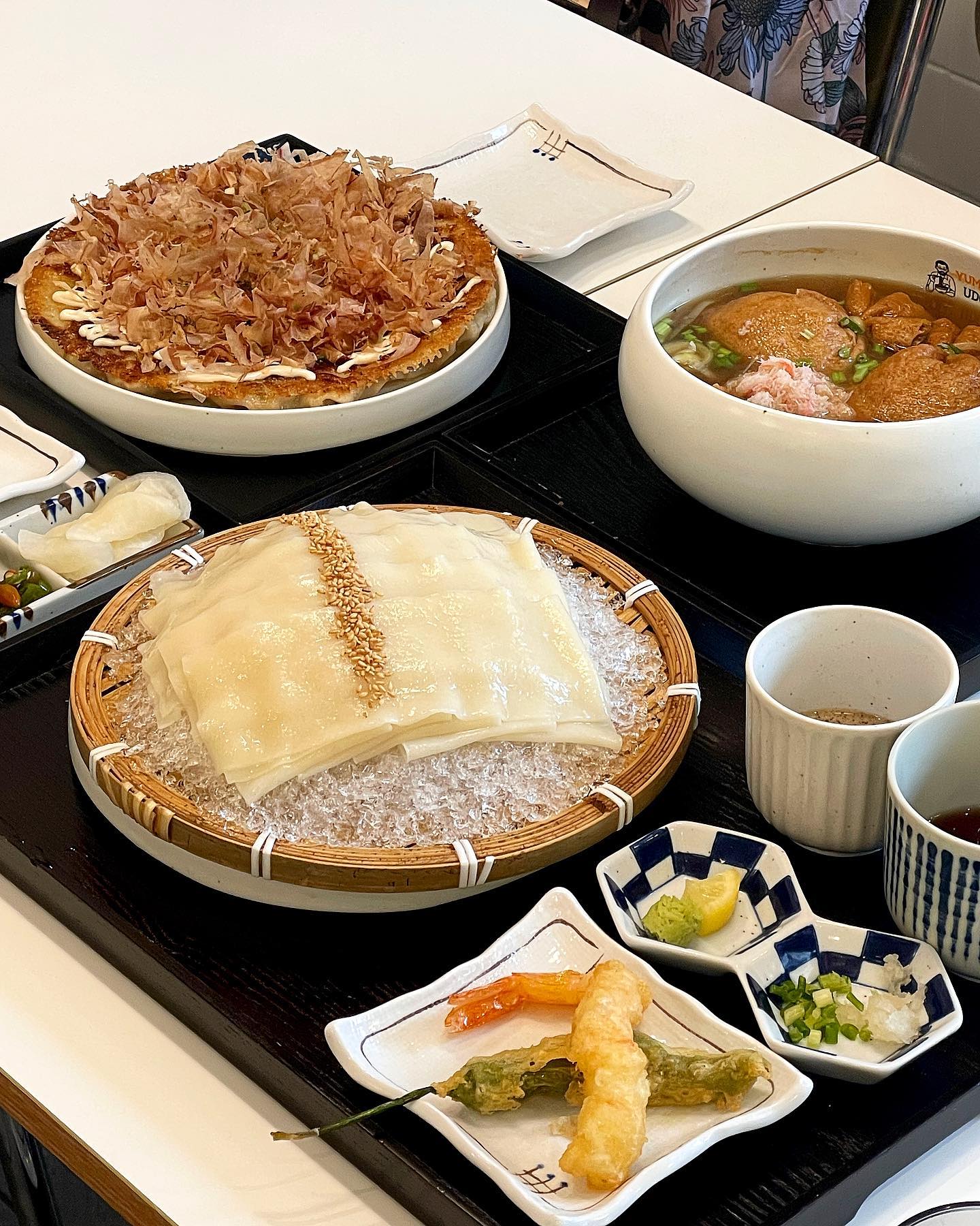 #구래동맛집 #요미우돈교자 
_
#유부꽃게우동 은
유부주머니 안에 우동 면이 들어가있고
꽃게 육수에 홍게살이 올라가서 🦀
감칠맛있는 국물맛이 좋았고,
#넓적우동 은 면이 수제비처럼 쫀득하고
쯔유/참깨 두 가지 소스에
찍어먹을 수 있어서 좋았어요-
#오코노미야끼교자 도 바삭한 만두에
양배추와 소스를 곁들여
먹으니 더 맛있었어요!😋