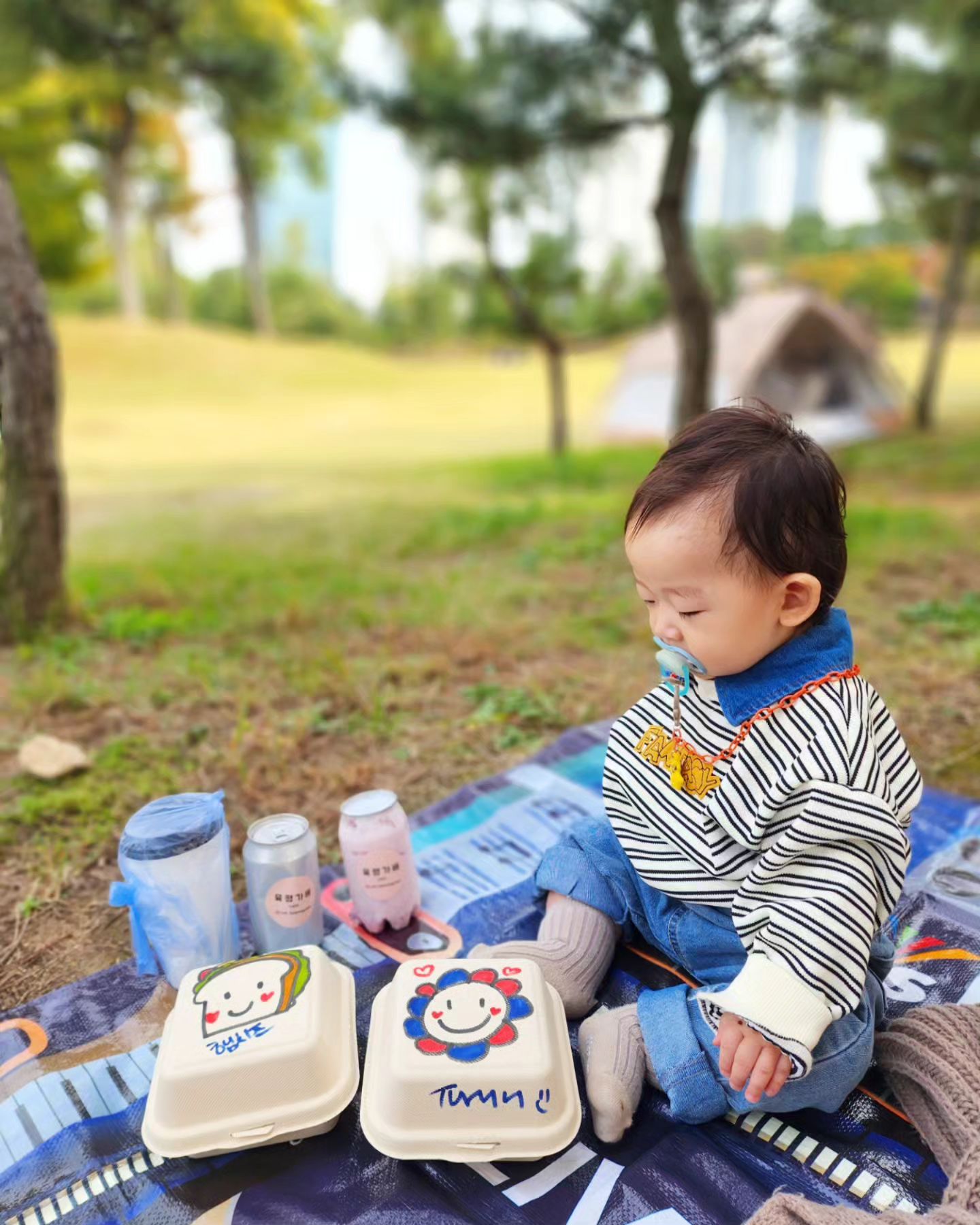 #협찬 🧁🧁 육평가배 & 샌드위치 🧁🧁
커피의 옛 지칭인 가배☕️와 6평 매장이 만나 육평가배(6평가배)가 탄생했어요🎊

포장 배달을 전문으로 하는 작은 매장이지만 매장도 분위기있고 깔끔하게 꾸며져 있어요🖼

오늘은 근처 #송도센트럴파크 로 피크닉을 가면서 피크닉 도시락으로 #육평가배 를 방문했어요~🎶🎵

--------------------

📋 주문한 메뉴 📋

1️⃣햄치즈 바질페스토 파니니👑
통밀빵과 유기농 어린잎 바질, 더블햄과 트리플 치즈(체다, 모짜렐라, 파마산)가 들어가는 #파니니 에요
햄과 치즈가 자리잡고 있는데 치즈도 가득에 바질토핑도 가득~🧀
그래서인지 느끼함 없고 깔끔함에 바질향이 찐으로 잘 느껴져 완전 향긋하고 신선 바삭하니 맛있어요~ 
어린 바질잎을 사용하니 바질 향 너무 좋아 아주 굿~ 바질 매니아 모두 모엿!!🫶🫶

2️⃣브라운브레드 햄치즈포테이토 샌드위치(햄치즈포테이토)👑
부드러운 #감자샐러드 가 듬뿍 들어있는 육평가배의 샌드위치에요🥪
빵을 #브라운브레드 를 사용해 고소함도 더욱 좋고 색감도 모양도 더 예쁘네요~
원재료의 맛이 잘 느껴지면서 빵에 발린 소스도 너무 맛있고 재료의 조화도 참 좋아요👏👏

3️⃣육평가배 떡볶이(1인 컵)👑
#방앗간밀떡 과 #부산어묵 으로 만들어내는 육평가배의 떡볶이에요
육평가배는 커피 맛집이지만 떡볶이도 JMT라 완전 완전 인기메뉴~💋
육평가배와서 #떡볶이 안먹어보면 안되쥬~ 한번 맛보면 빠져 나올수 없는 블랙홀 같은 메뉴에요~😘😘

4️⃣수제딸기우유👑
진짜 딸기 과육이 듬뿍 들은 맛있는 #수제딸기우유 에요~
딸기의 상큼 새콤 달콤한 맛이 고소한 우유와 잘 어우러져 넘나 맛도리~🥰🥰
아이들과 #피크닉 간다면 필수 주문 해야할 메뉴로 추천👍

5️⃣돌체라떼 아이스👑
샌드위치에 커피 빠질쏘냐~ 달콤함이 좋은 달달 커피 #돌체라떼 아이스에요
이렇게 캔에 포장해주니 들고 다니기에도 좋고 휴대하기도 좋아요👡
투명컵이 아니라서 속을 볼 순 없지지만 #스페셜티원두 를 사용하는 #송도커피맛집 답게 맛이 아주 끝내줘요~ 😻

----------------------

🌟마무리 체크 포인트🌟

💚 포장과 배달만 전문으로 하고 있어요

💚 주문후 조리가 들어가기에 15분 정도 걸려요

💛 스페설티 커피 외에 푸짐한 내용물이 들은 샌드위치와 인기 메뉴인 떡볶이까지 다양하게 즐길 수 있어요

💛단체주문 가능해요

🩵송도피크닉 갈 때 이용하면 간편하고 맛있고 너무 좋아요

-----‐--------------------

♥️♥️♥육평가배 샌드위치♥️♥️♥️

👉위치
인천 연수구 컨벤시아대로 50 154호

⏰️영업시간
화-금 08:30 - 19:00
토-일 08:30 - 15:00

☎️전화
032-278-6661

cafe_6pyeonggabae

#송도맛집 #송도커피 #송도샌드위치 #송도파니니 #송도피크닉 #송도센트럴파크 #피크닉메뉴 #송도나들이 #송도포장 #송도도시락 #연수구도시락 #송도단체주문 #연수구단체주문 #먹스타그램 #먹팔 #먹팔은최신피드에댓글 #좋아요