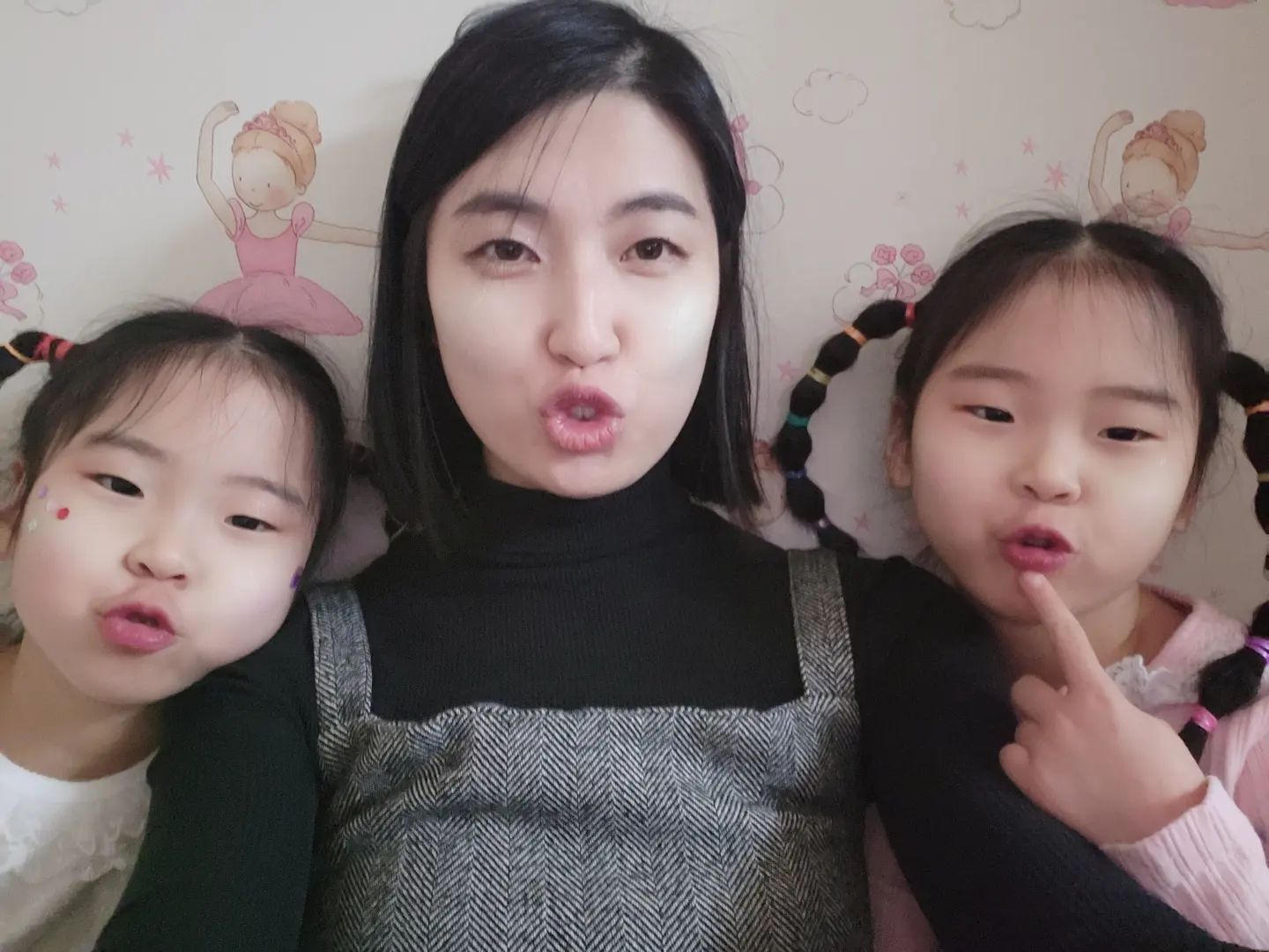 +2240d

지난 토요일.
둥이의 유치원에서의 첫 발표회

오전에 바빠서 매니큐어는 못했지만,
눈에 반짝이 듬뿍 바르고ㅋㅋ
유치원으로!

긴장해서 못하면 어쩌나 했는데,
열심히 꼼지락 거리는게 어찌나 귀여운지

두곡 다 완전 잘하더라!!
내새끼들이 최고다♥︎♥︎♥︎

끝나고 집에 와서 같이 셀카도 찍어따!
ㅋㅋㅋㅋㅋㅋㅋㅋ근데 쟤 표정은 왜저런거야

#유치원 #발표회 #yesoryes  #귀염둥이들