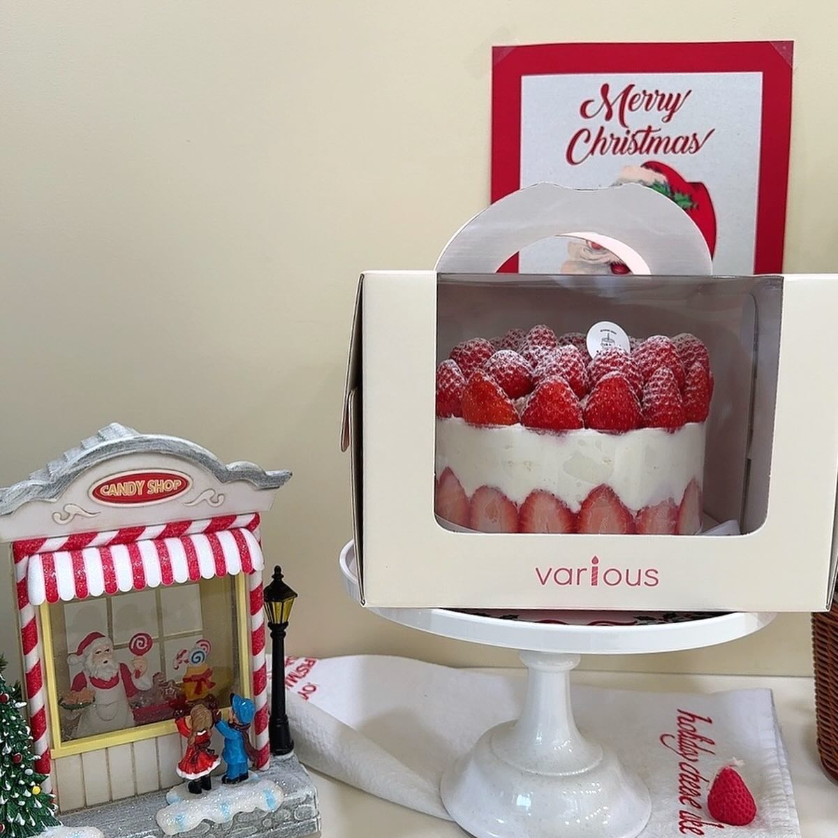 딸기파티 케이크🎂

연말이 다가올때 필요한건 
이쁘고 맛있는 케이크🍰
예약은 필수라 일주일 전에 예약하고
시간맞춰 찾으러 총총👣
딸기가 얼마나 많은지 묵직!
유다자매 둘이서 케이크 절반 순삭🍓

엄마에겐 월요병 아니고 주말병,,
어린이집 5일 가고 집에서 2일 보는데
그 이틀이 너무 힘들어요😂
둘이서 잘 놀다가 싸웠다가 난리잔치,,
(기 쭉쭉 빨려요.....)
애가 한명이든 두명이든 세명이든
힘든건 똑같은 육아세계,,👶🏻
하원전까지 화이팅해요,,🫶🏻