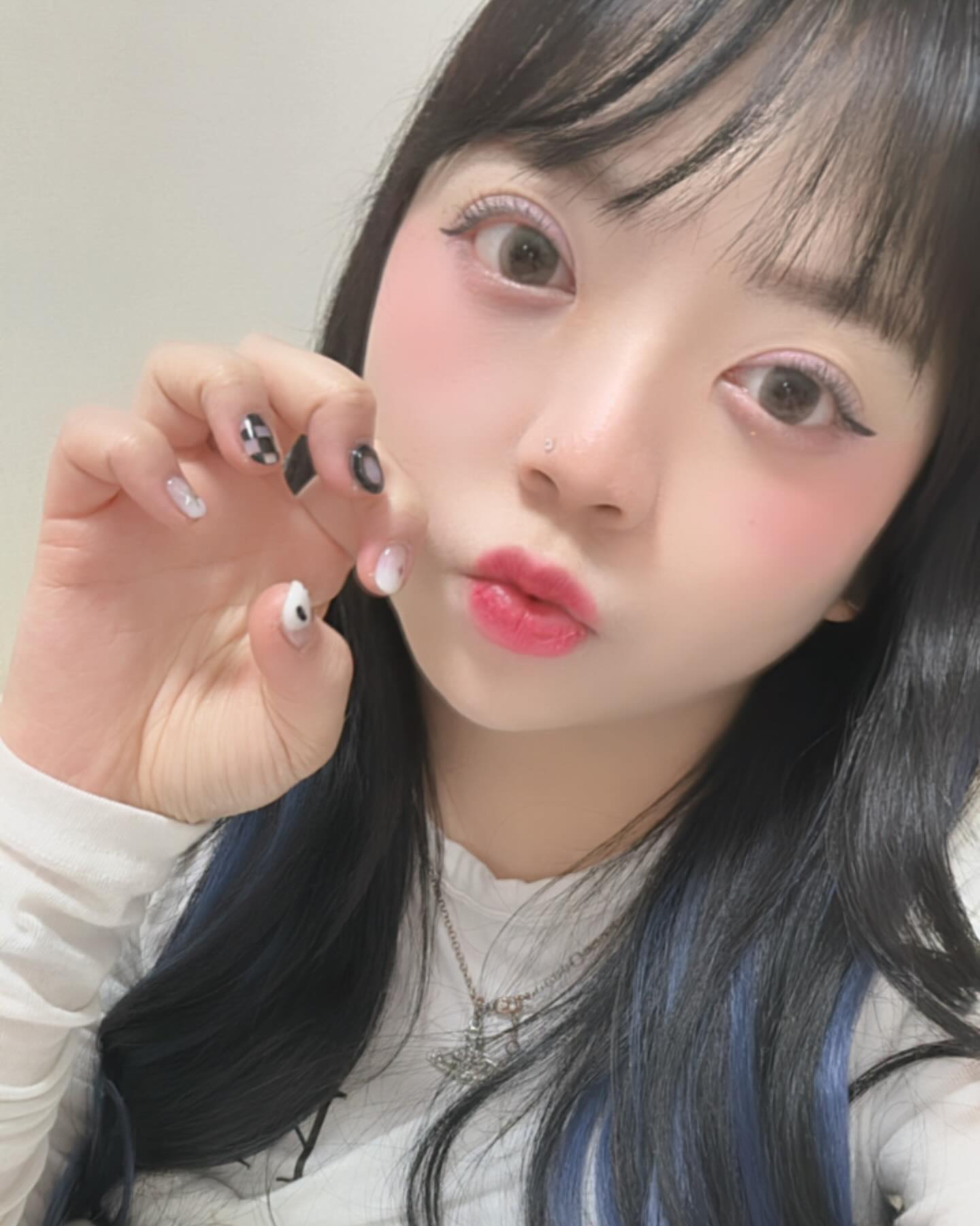 슬쩍쿵 네일 자랑하고갑니다😎