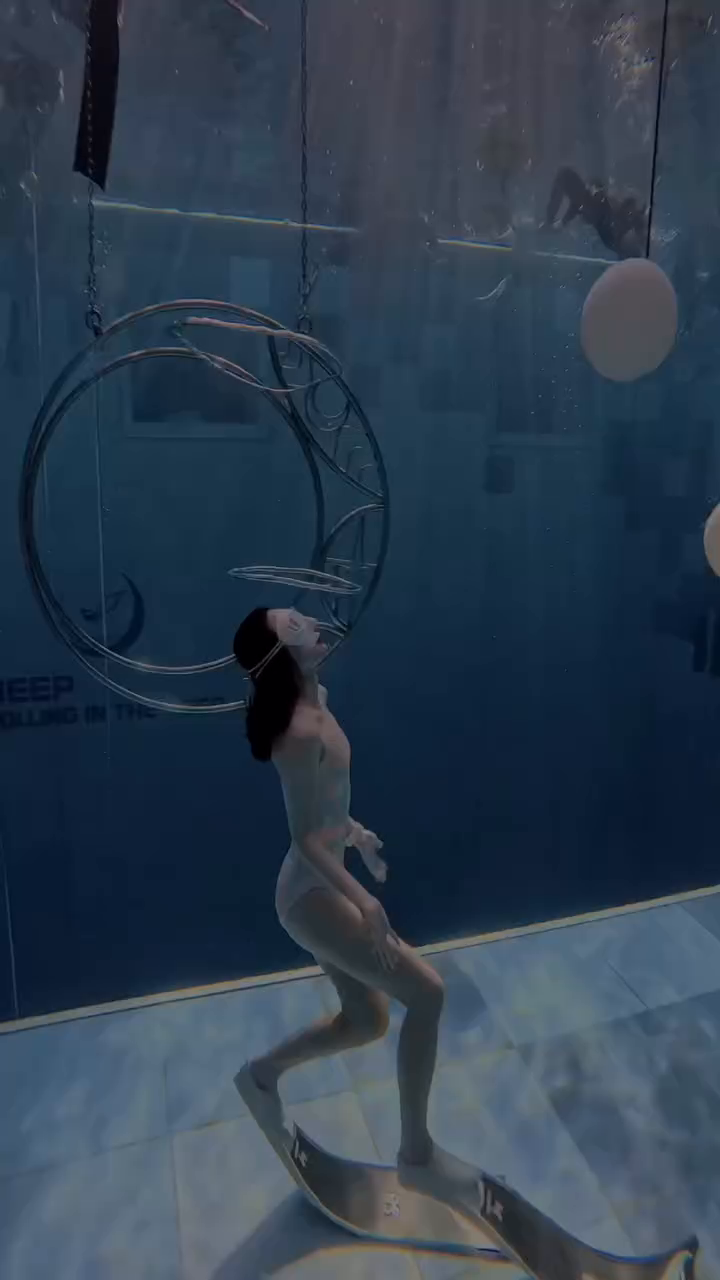 프리다이빙할때 언제가 가장 행복한가요?! 
라는 질문에 제 대답은..🫧

수영장 바닥에 누워서 도넛을 만들다보면
버블이 수면위로 올라가면서 빛내림을 받았을때
반짝반짝 빛나서 엄청 예쁘더라구요💫

버블이 부서지면서 생긴 물거품을 바라보면
이 순간이 아름답다는 생각에 마음이 편안해진다죠✨

숨을 참고 온전히 내 호흡에 집중하는 다이빙을 할때 가장 행복한 요즘!
프리다이빙하길 참 잘했다🤿

👙 getbarrel.official 
📸 tomfree_divegraph 
📍 deepstation.kr 

📸 수중 촬영은 tomfree_divegraph 작가님 팔로우!
🐹 프리다이빙 수중 사진촬영 꿀팁 & 수영복이 궁금하다면 daily__soob 팔로우!

daily__soob 
daily__soob 
daily__soob 

Dailysoob Freediving underwater Photo &  Swimsuit Tip

#프리다이빙 #프리다이버 #수중촬영 #수중사진 #수중모델 #배럴수영복 #여자수영복 #수영복추천 #수영복코디 #수영복착샷 #운동하는여자 #freediving #swimsuit #underwatermodel #underwaterphotographer