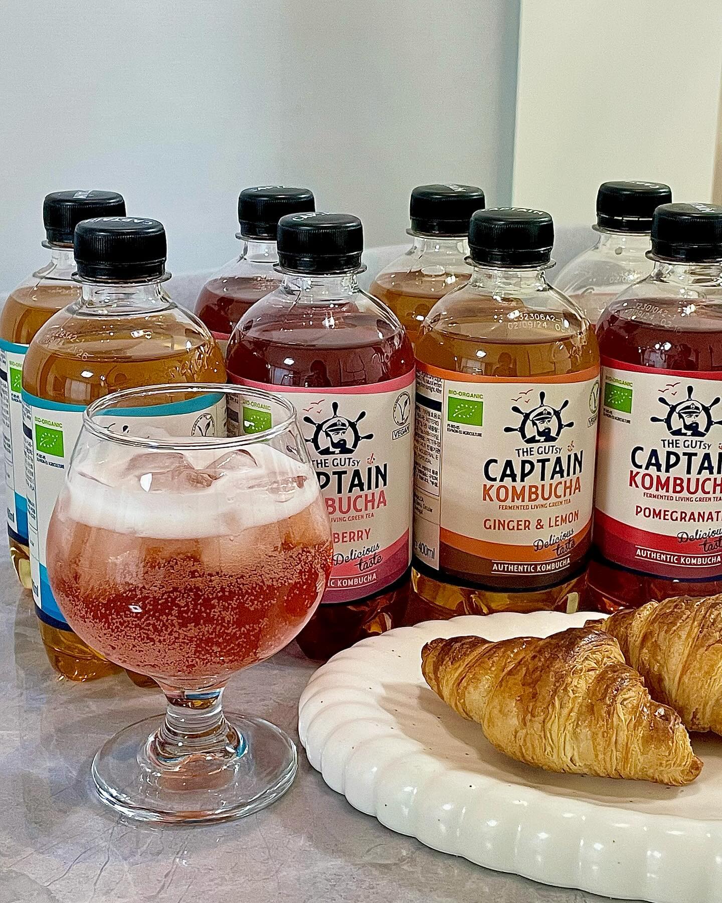 #협찬 #제품제공 
🏷️ captainkombucha_kr 

평소 콤부차를 좋아해서 가끔 카페 가서도 사먹는 1인🌝
감사하게도 캡틴콤부차에서 콤부차 4종을 보내주셨어요:D
먹는거에 진심이고 음-청 사랑하는 저지만 타고나게 소화기관이 약해 배아픔을 달고삽니다..🥲
그럴 때 콤부차 한 잔 시원-하게 마셔주면 깔끔한 뱃속으로 다시 태어나서.. 넘 잘 맞더라구요?💩💩

건강하고 맛있는 100% 천연 콤부차여서 칼로리 부담없이 믿고 마실 수 있는 점이 체고얌..
(인공색소 / 보존료 없어유🙅🏻‍♀️🙅🏻‍♀️)

카페인이 몸에 아주 안맞는다고하여 카페인도 끊은 저..
1일 1콤부차 해보렵니다💗
4가지 맛으로 맛도 다양해서 그날 그날 골라 먹을래요😗🤍

-
#캡틴콤부차 #콤부차