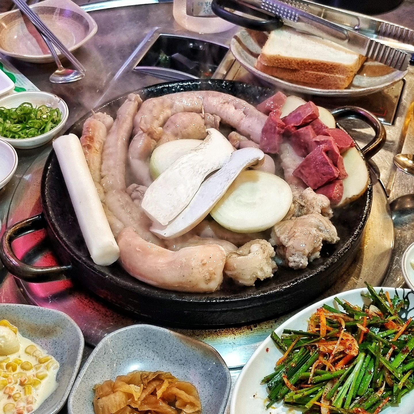 .
@@혈중 곱창 농도 충전 함께할 친구!!!
📢📢다음장 소리 필수 ON📢📢

#의정부민락동맛집 #우리소곱창 
📍경기 의정부시 오목로205번길 18 1층

의정부 민락동에 소곱창 맛집이 있다고해서 가지가지가 다녀왔습니다!
모듬메뉴가 있어서 가지가지 다양한 곱창부위를 즐길 수 있었구요, 사장님이 직접 구워주셔서 최적의 굽기상태에서 먹을 수 있었어요!

특히 곱창 끝부분을 마늘로 마무리 해두셔서 그 기름에 절여진 마늘과 곱이 가득찬 곱창을 함께 입에 넣으면 황홀 그잡채!! 

볶음밥과 찌개도 시켰는데 넘 정신없이 먹어서 사진이 안남아있네요,,,

의정부 방문할 일이 있으신 분들은 우리소곱창에서 기름충전! 추천합니다🙋‍♂️🙋‍♀️🙋

#의정부맛집 #민락동맛집 #의정부곱창 #민락동곱창 #의정부소곱창 #곱창맛집추천 #지글지글 #가지가지